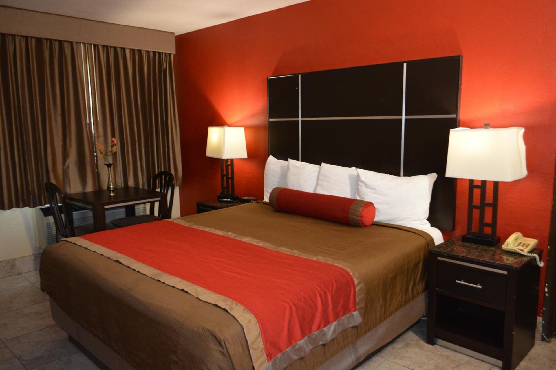 Harbor Inn & Suites Oceanside interior in Oceanside, CA — gallery photo 2
