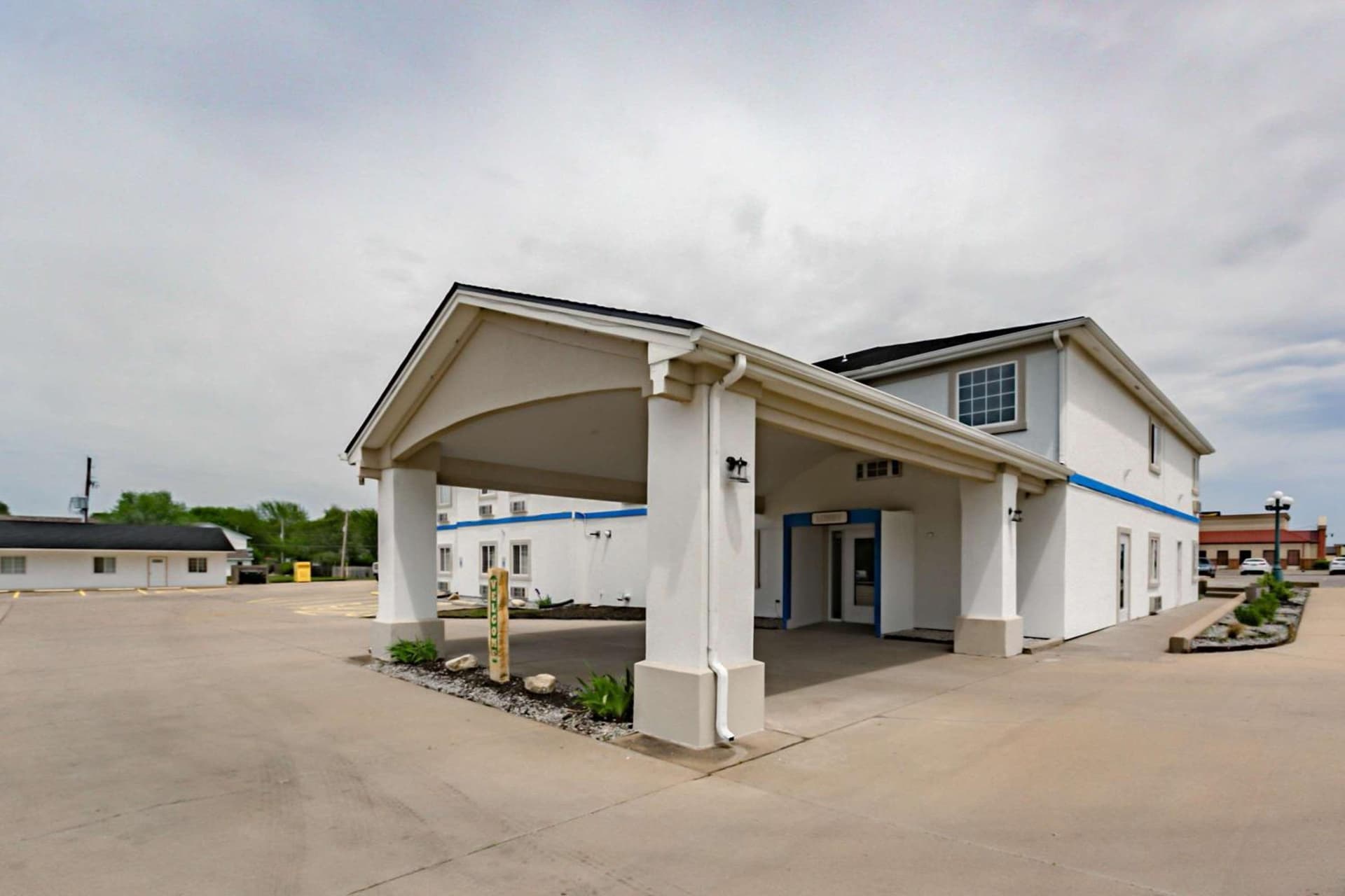 Motel 6-Augusta, KS featured exterior or lobby in Augusta, KS — similar hotel