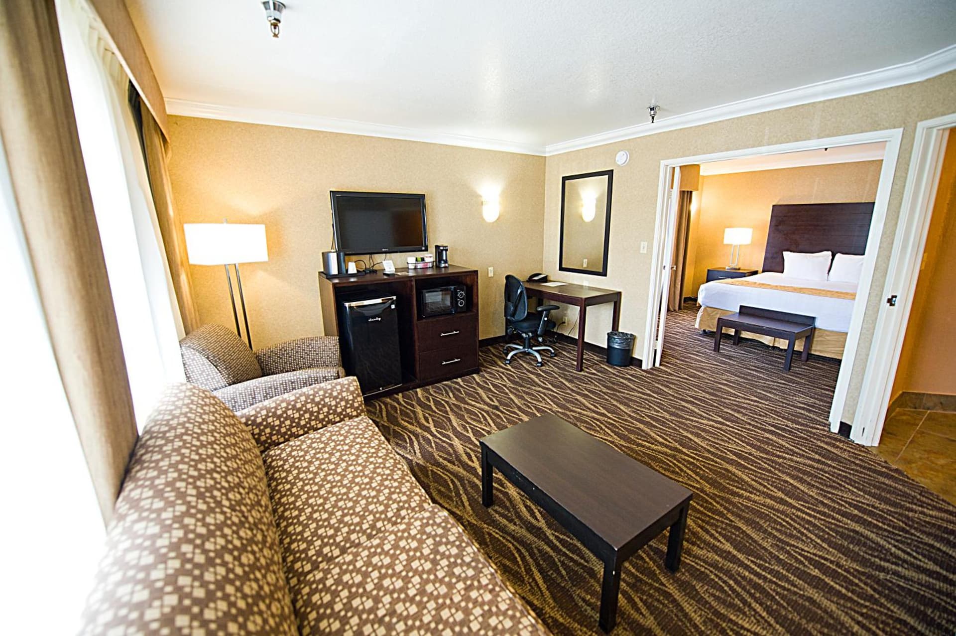 Hotel d'Lins Ontario Airport interior in Ontario, CA — gallery photo 2