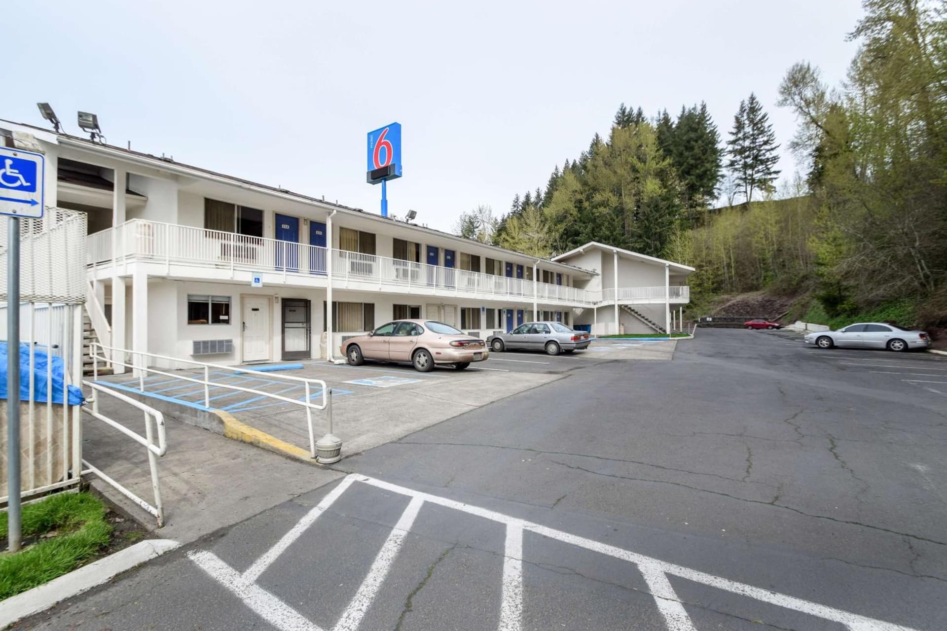 Motel 6-Kelso, WA - Mt. St. Helens property views in Kelso, WA — gallery photo 3