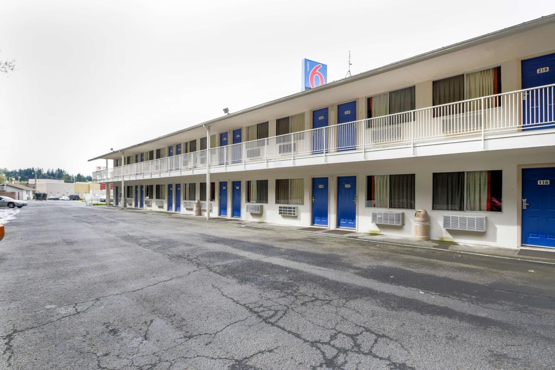 Motel 6-Kelso, WA - Mt. St. Helens interior in Kelso, WA — gallery photo 2