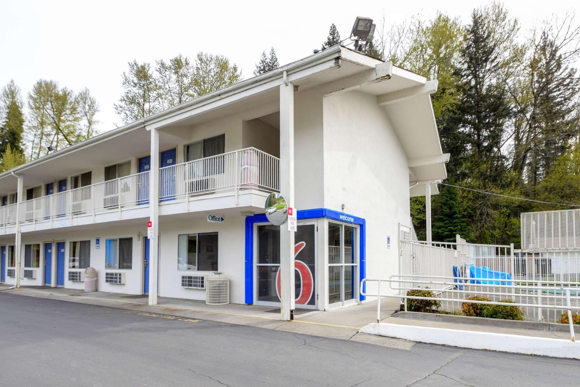 Motel 6-Kelso, WA - Mt. St. Helens featured exterior or lobby in Kelso, WA — similar hotel