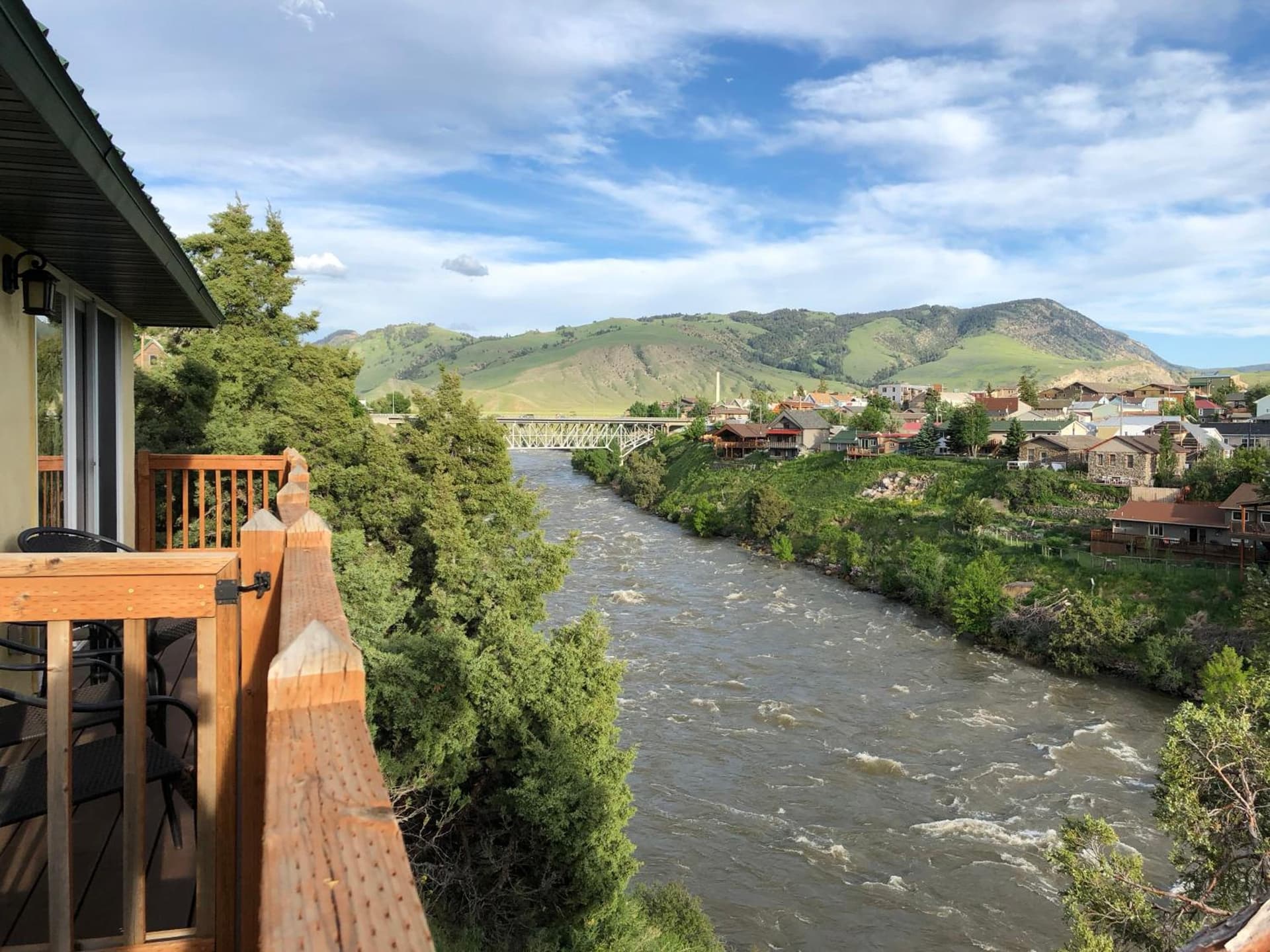 Yellowstone Riverside Cottages property views in Gardiner, MT — gallery photo 3