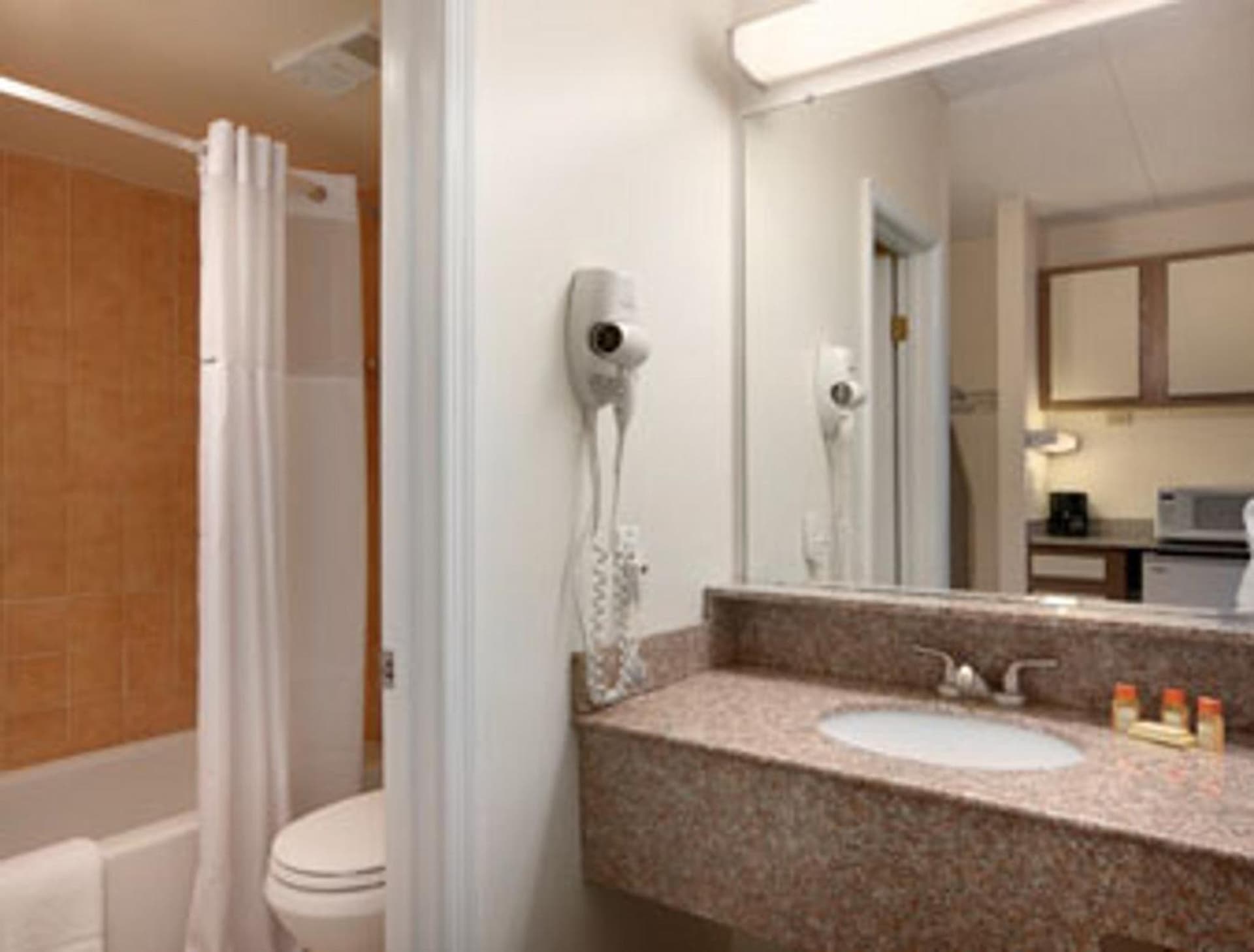 Days Inn by Wyndham Virginia Beach At The Beach gallery photo in Virginia Beach, VA — image 15