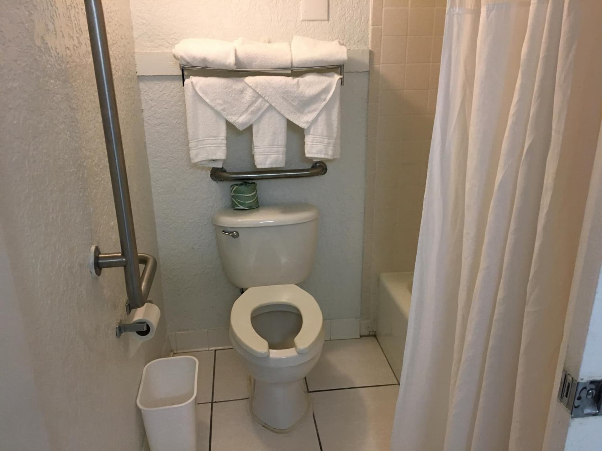 Days Inn & Suites by Wyndham Fort Pierce Midtown gallery photo in Fort Pierce, FL — image 68