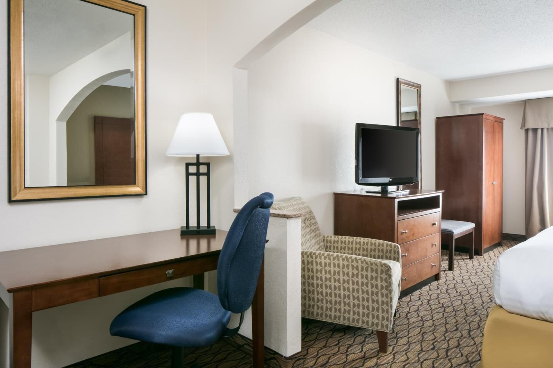 Holiday Inn Express & Suites Clinton by IHG interior in Clinton, IA — gallery photo 2