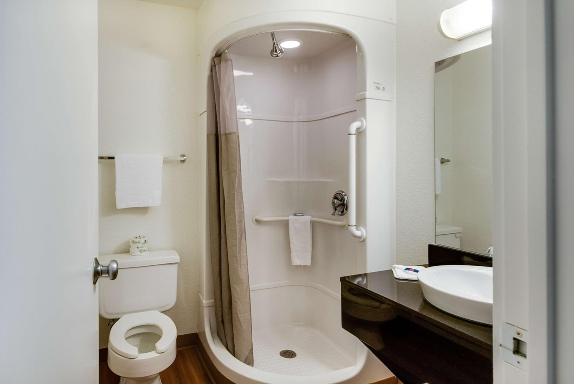 Motel 6-Lenexa, KS - Kansas City Southwest interior in Lenexa, KS — gallery photo 2