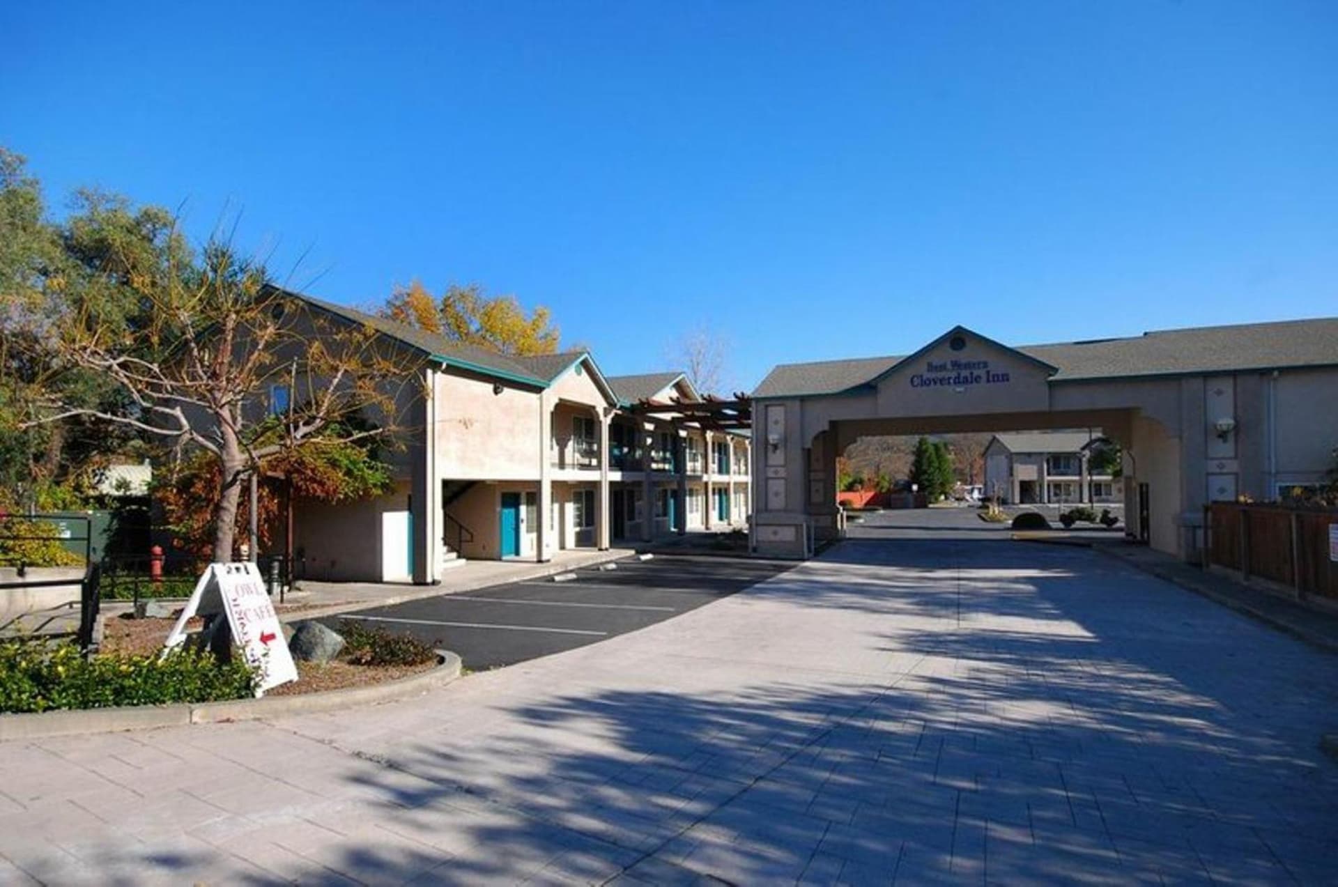 Cloverdale Wine Country Inn & Suites interior in Cloverdale, CA — gallery photo 2