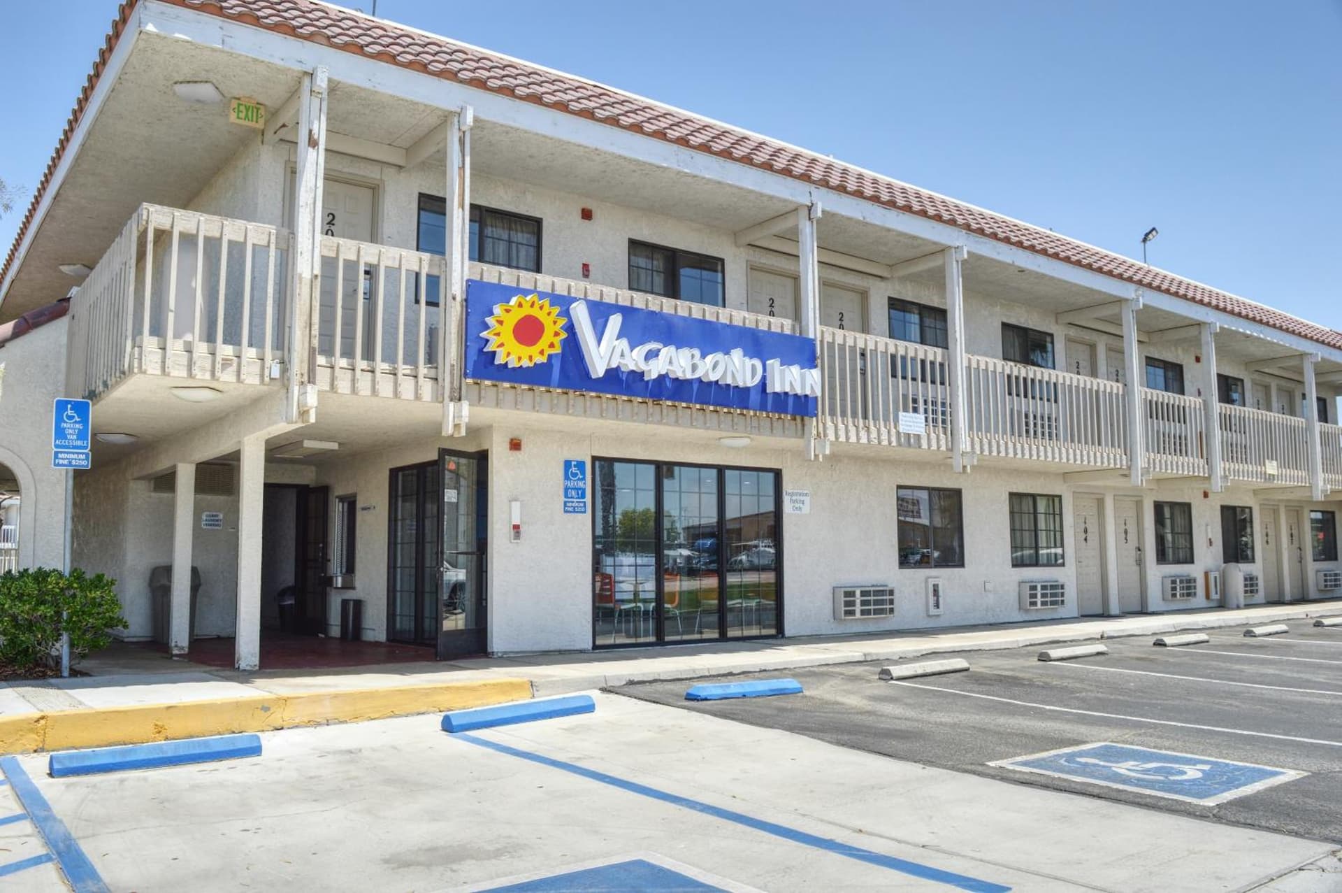 Vagabond Inn Buttonwillow North I-5 interior in Buttonwillow, CA — gallery photo 2