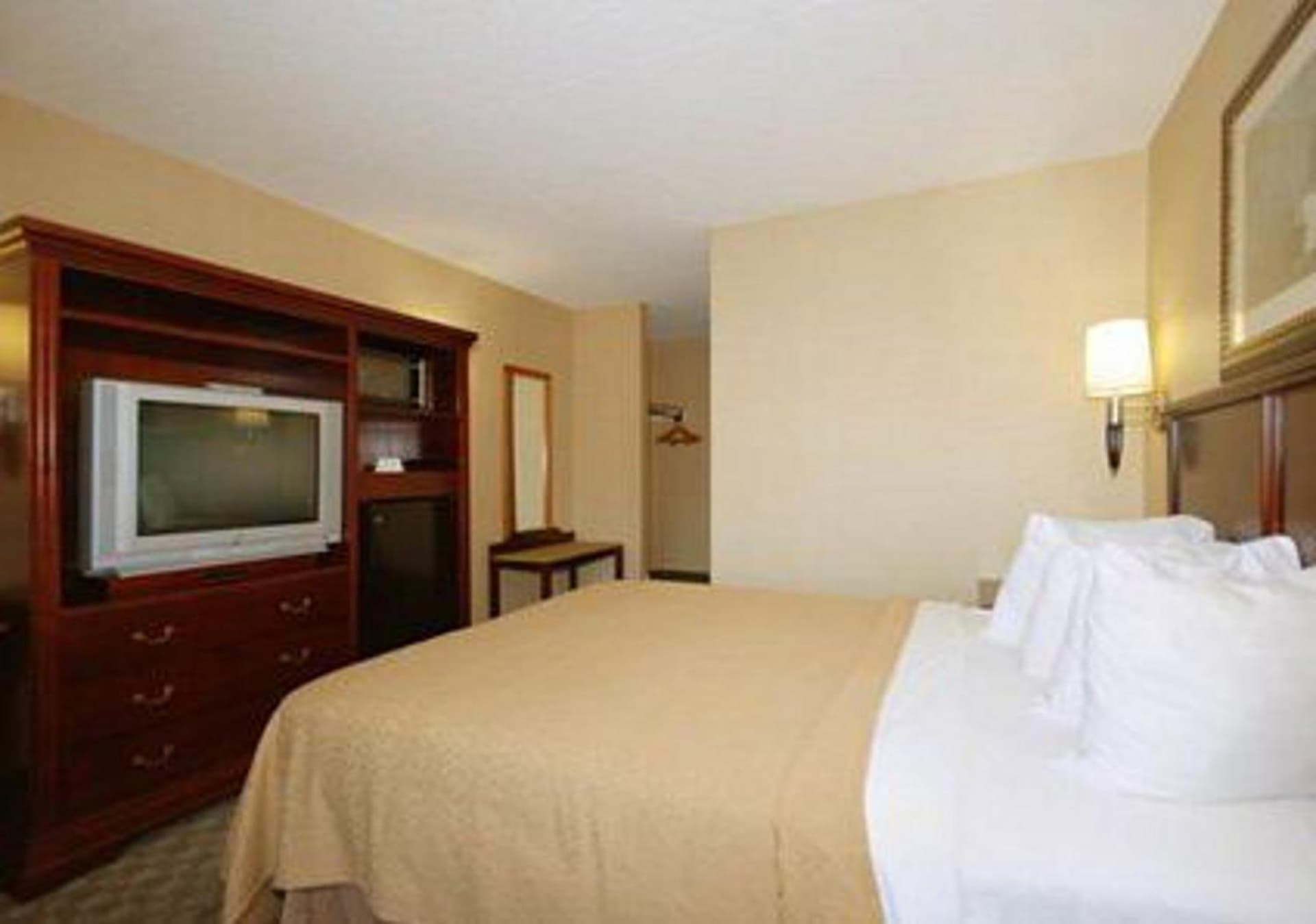 Quality Inn & Suites Bensalem property views in Bensalem, PA — gallery photo 3