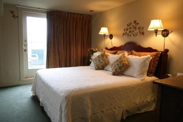 Admiral Fitzroy Inn interior in Newport, RI — gallery photo 2