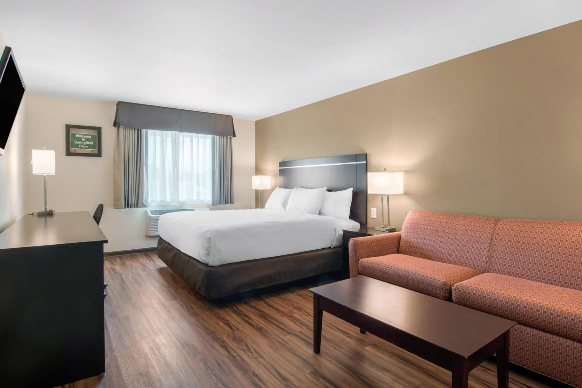 Econo Lodge Inn & Suites Springfield Main Street property views in Springfield, OR — gallery photo 3