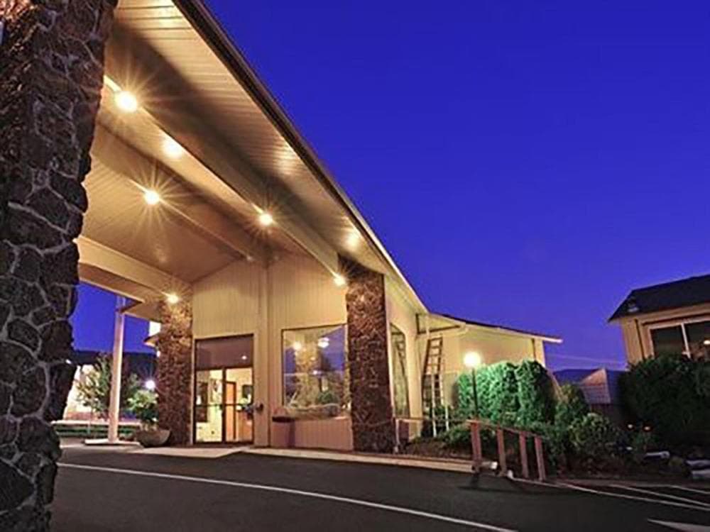 Red Lion Inn & Suites Grants Pass interior in Grants Pass, OR — gallery photo 2