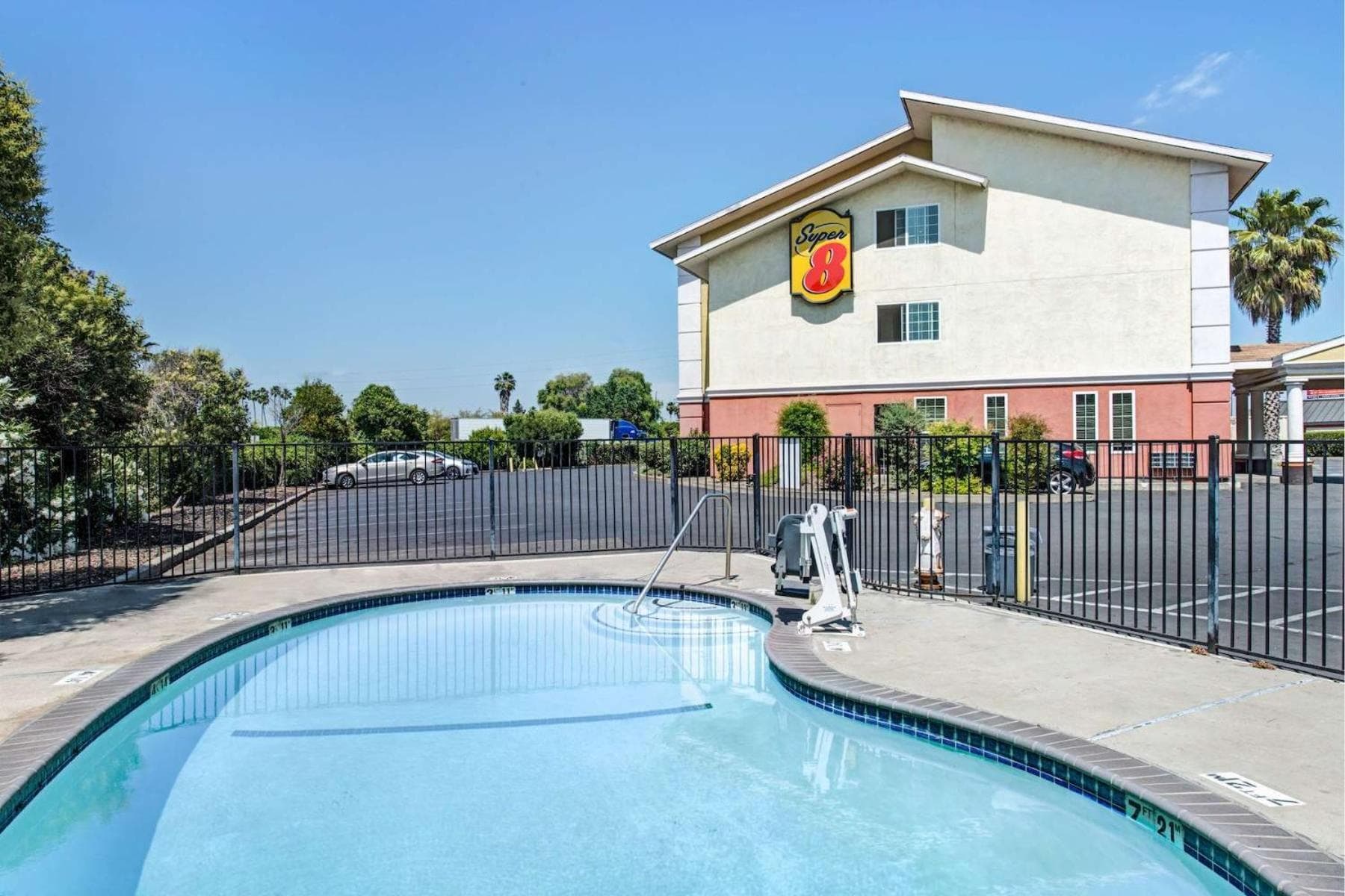Super 8 by Wyndham Sacramento/Florin Rd gallery photo in Sacramento, CA — image 4