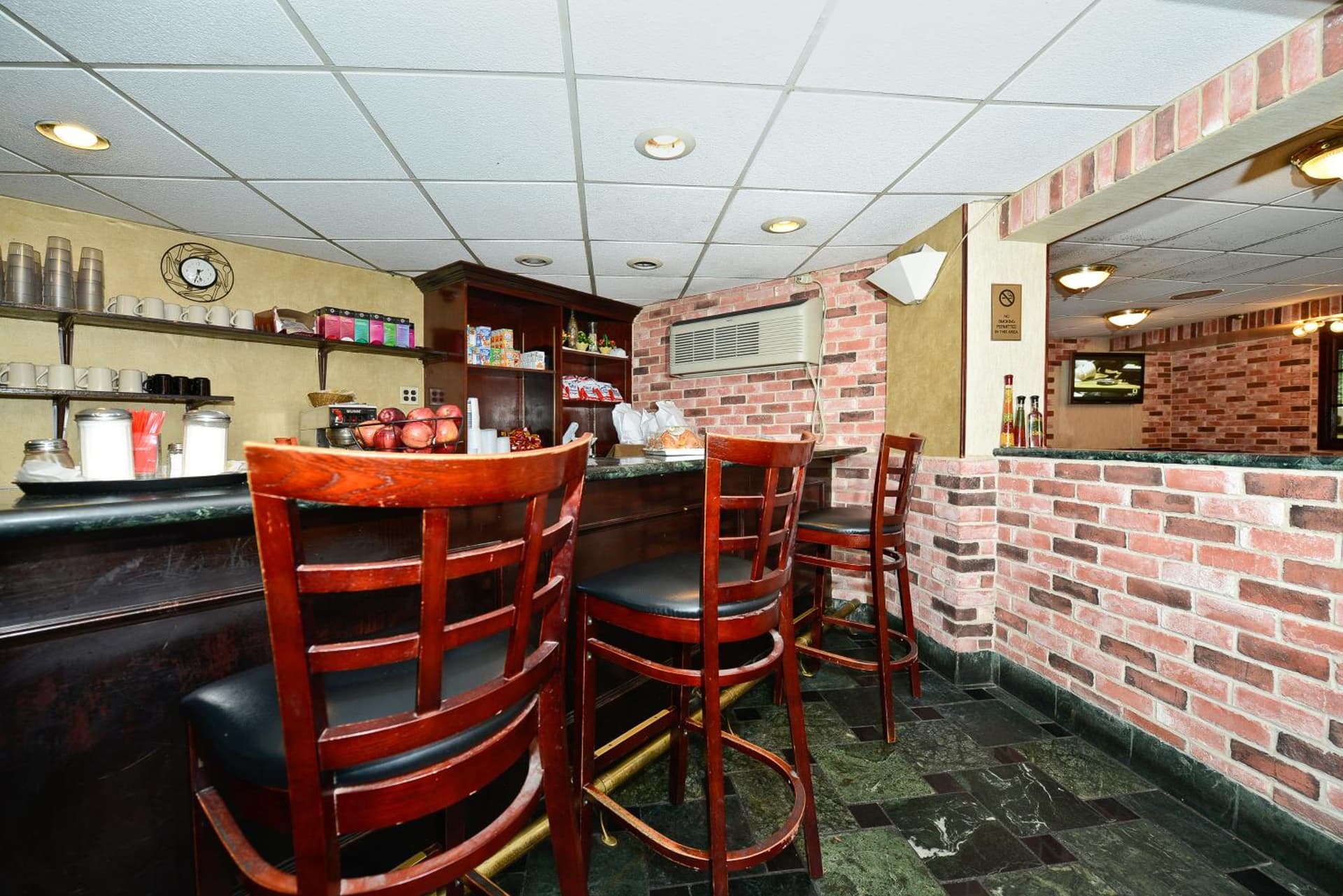 Howard Johnson by Wyndham Newark Airport gallery photo in Newark, NJ — image 5