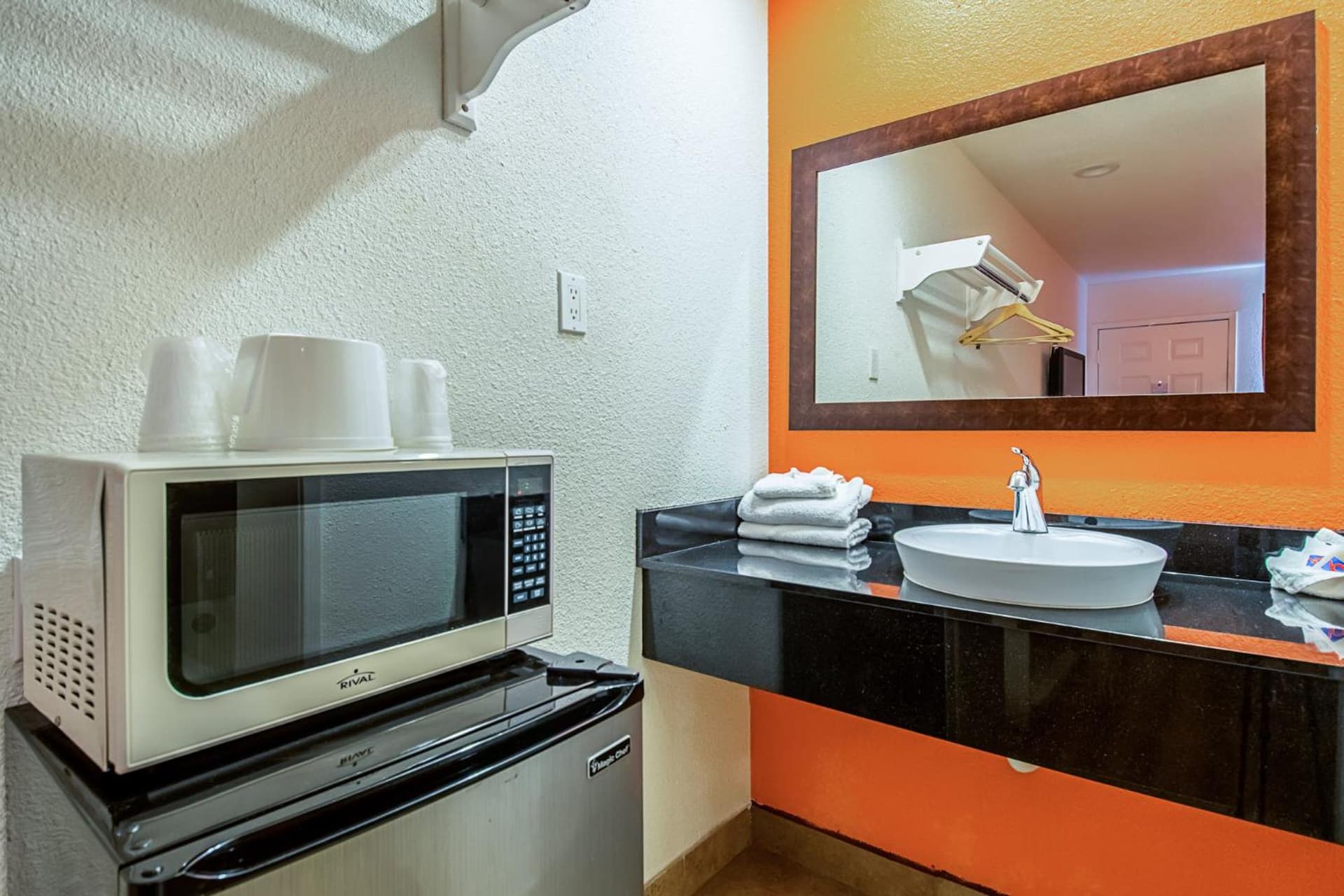 Motel 6-Bakersfield, CA - Airport gallery photo in Bakersfield, CA — image 34