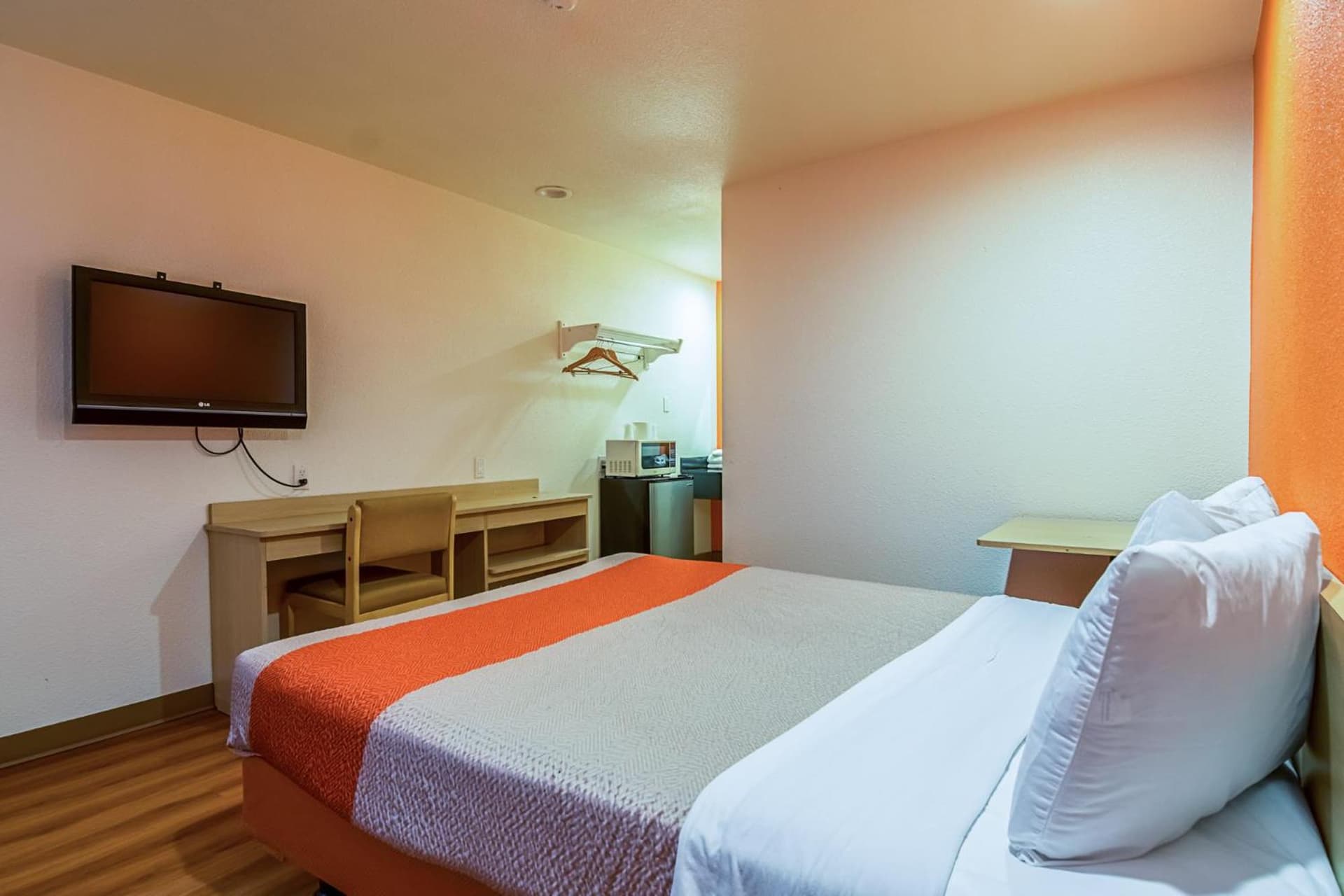 Motel 6-Bakersfield, CA - Airport interior in Bakersfield, CA — gallery photo 2