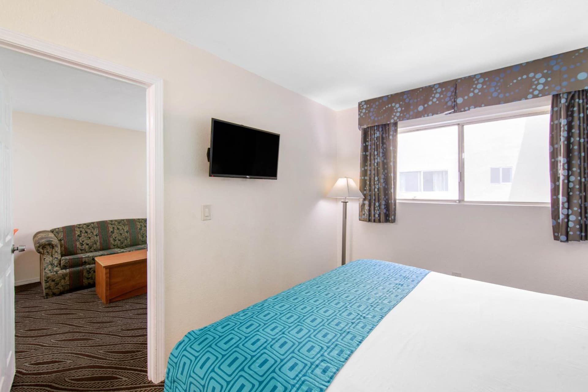 Howard Johnson Suites by Wyndham San Diego Chula Vista BayFront gallery photo in Chula Vista, CA — image 18