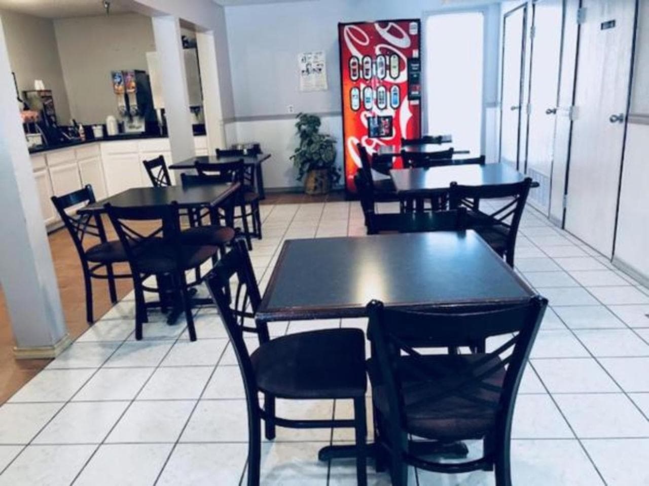 Super 8 by Wyndham College Station gallery photo in College Station, TX — image 39