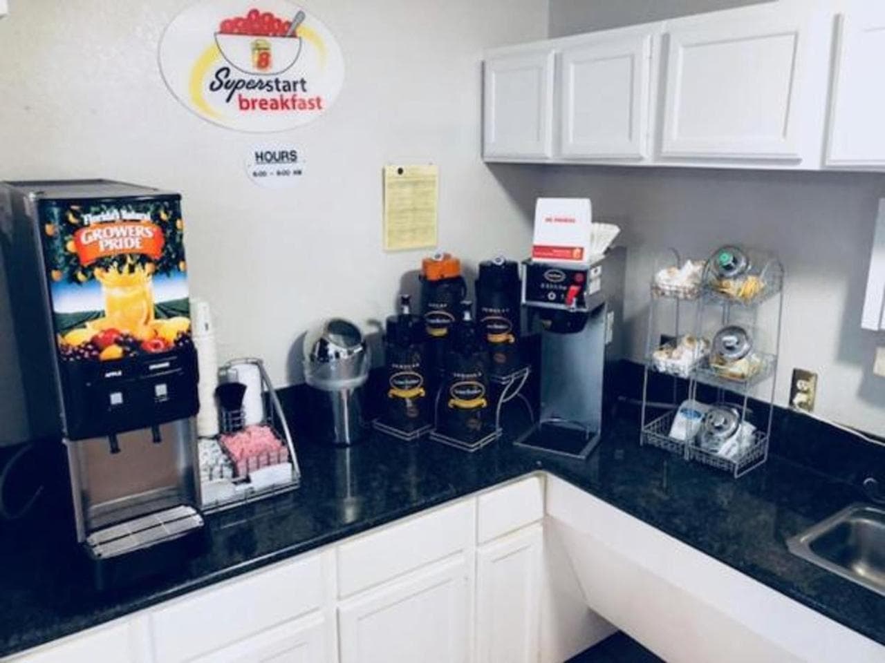 Super 8 by Wyndham College Station gallery photo in College Station, TX — image 29