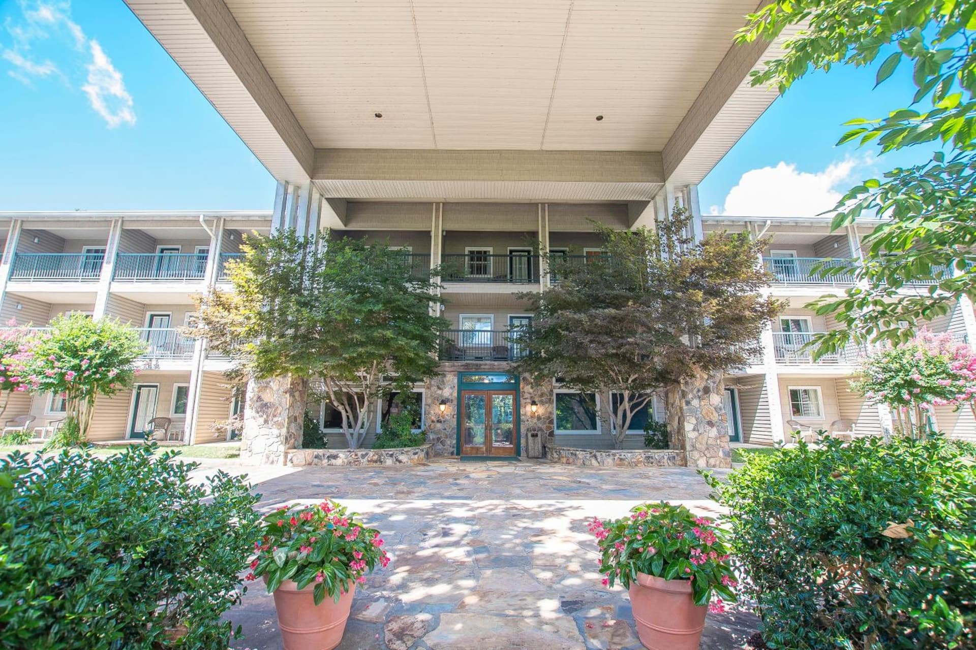 Lake Chatuge Lodge featured exterior or lobby in Hiawassee, GA — similar hotel