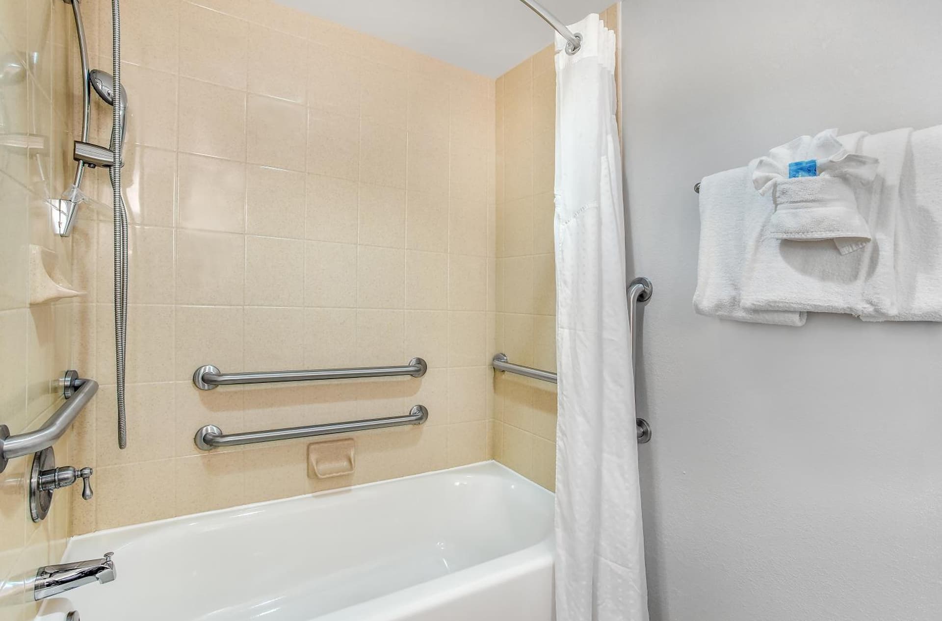 Holiday Inn Express & Suites Morristown by IHG interior in Morristown, TN — gallery photo 2