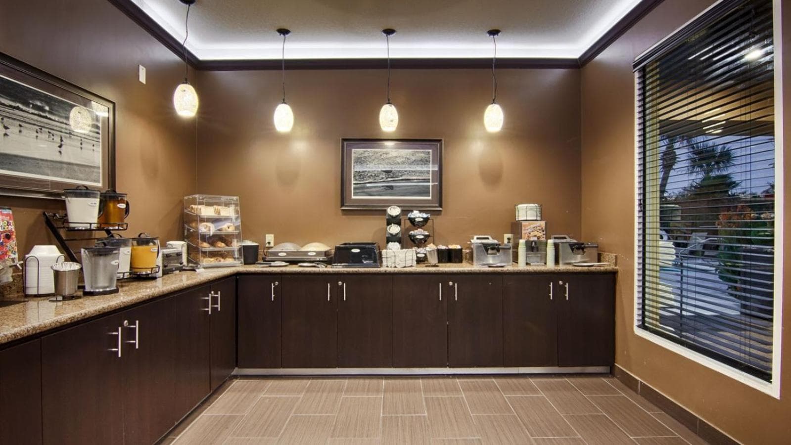 Best Western Plus Seawall Inn & Suites by the Beach gallery photo in Galveston, TX — image 4