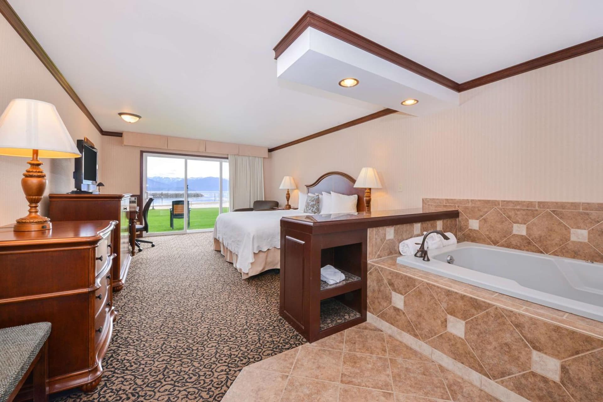 Best Western Edgewater Resort property views in Sandpoint, ID — gallery photo 3