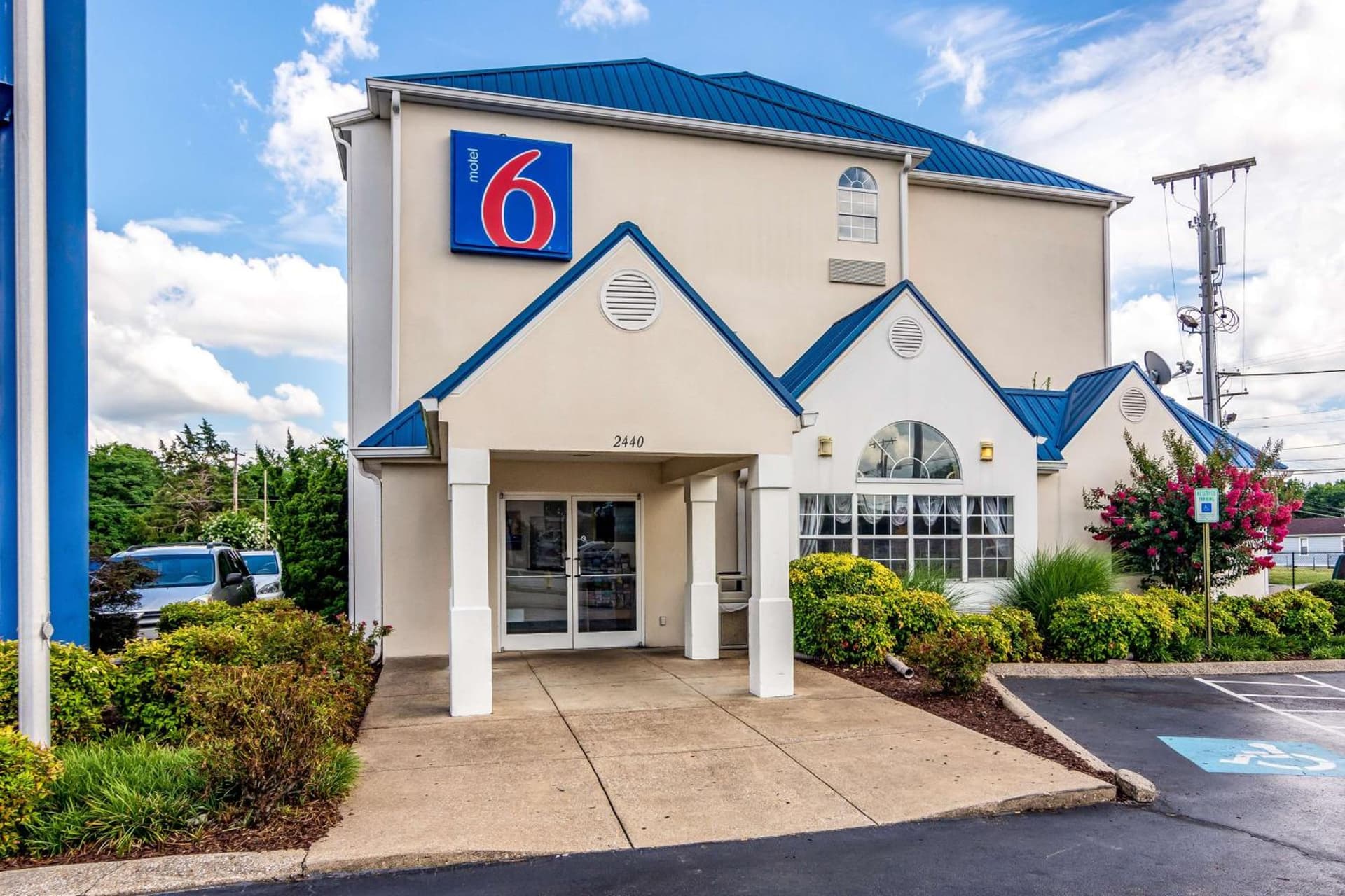 Motel 6 Chattanooga Downtown interior in Chattanooga, TN — gallery photo 2