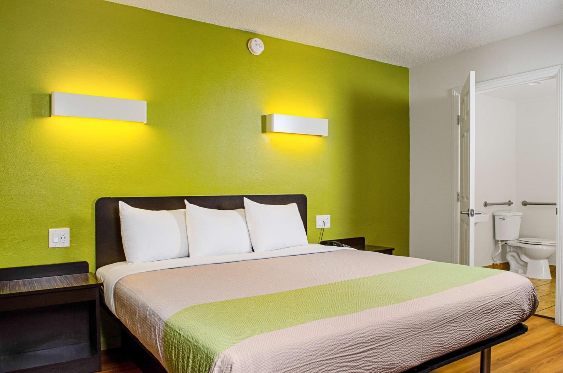 Motel 6-Modesto, CA - Downtown gallery photo in Modesto, CA — image 10