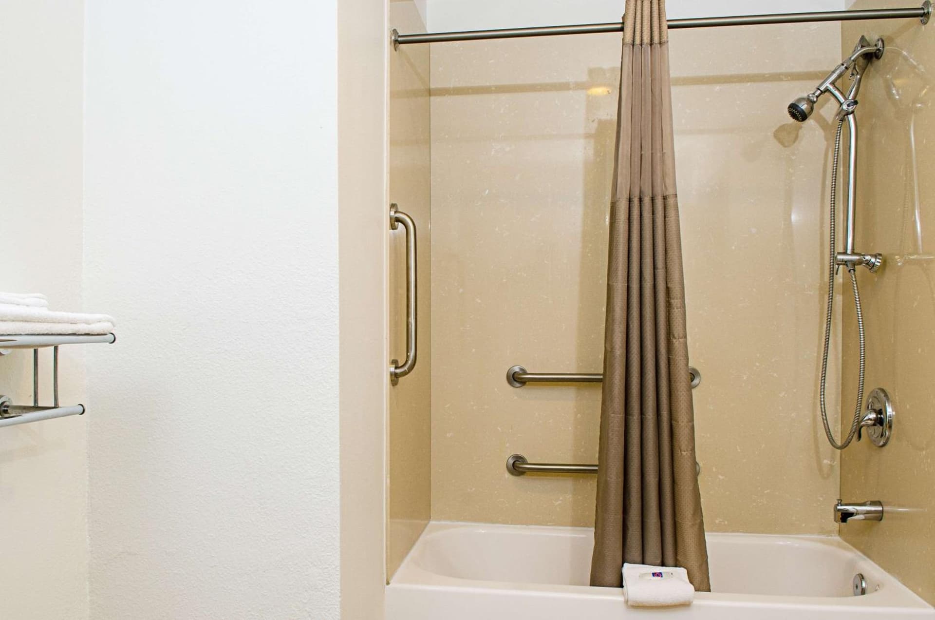 Motel 6-Modesto, CA - Downtown gallery photo in Modesto, CA — image 14