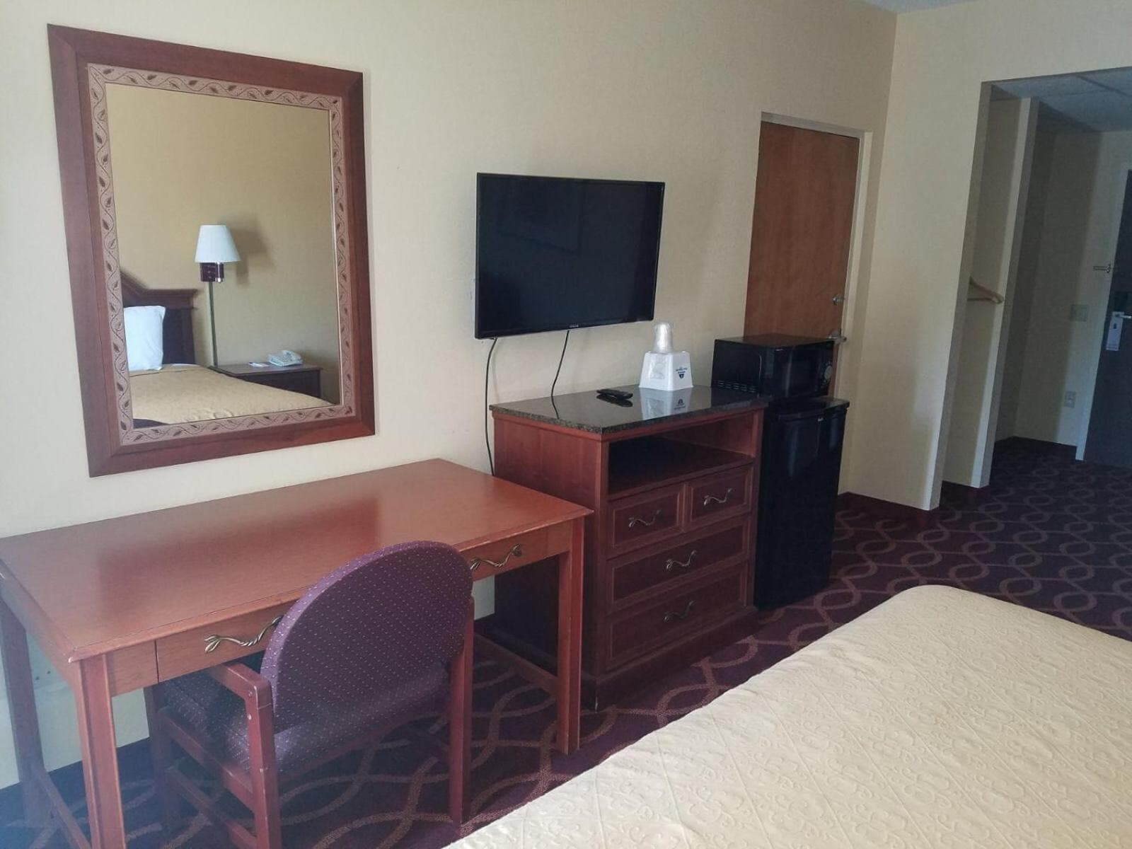 American Inn Evansville East property views in Evansville, IN — gallery photo 3