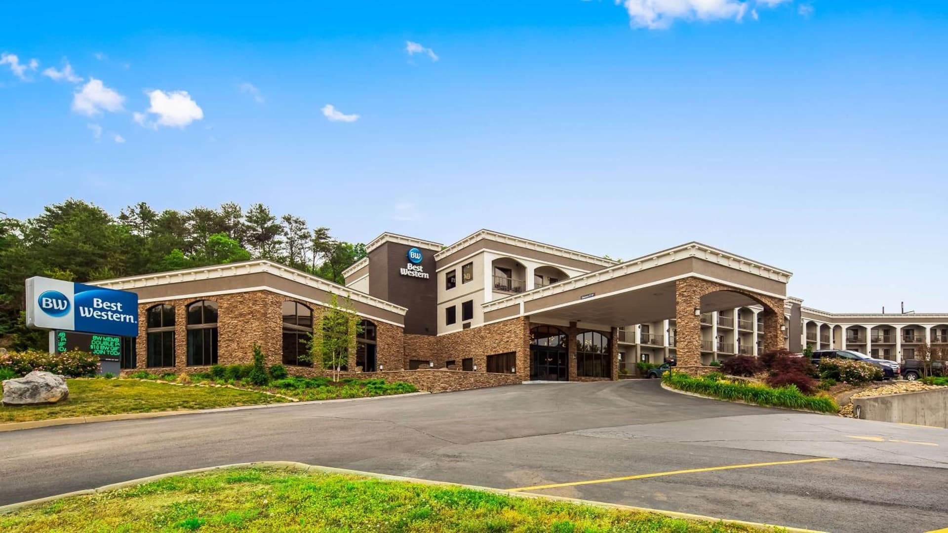 Best Western Sevierville/Kodak Inn featured exterior or lobby in Kodak, TN — similar hotel