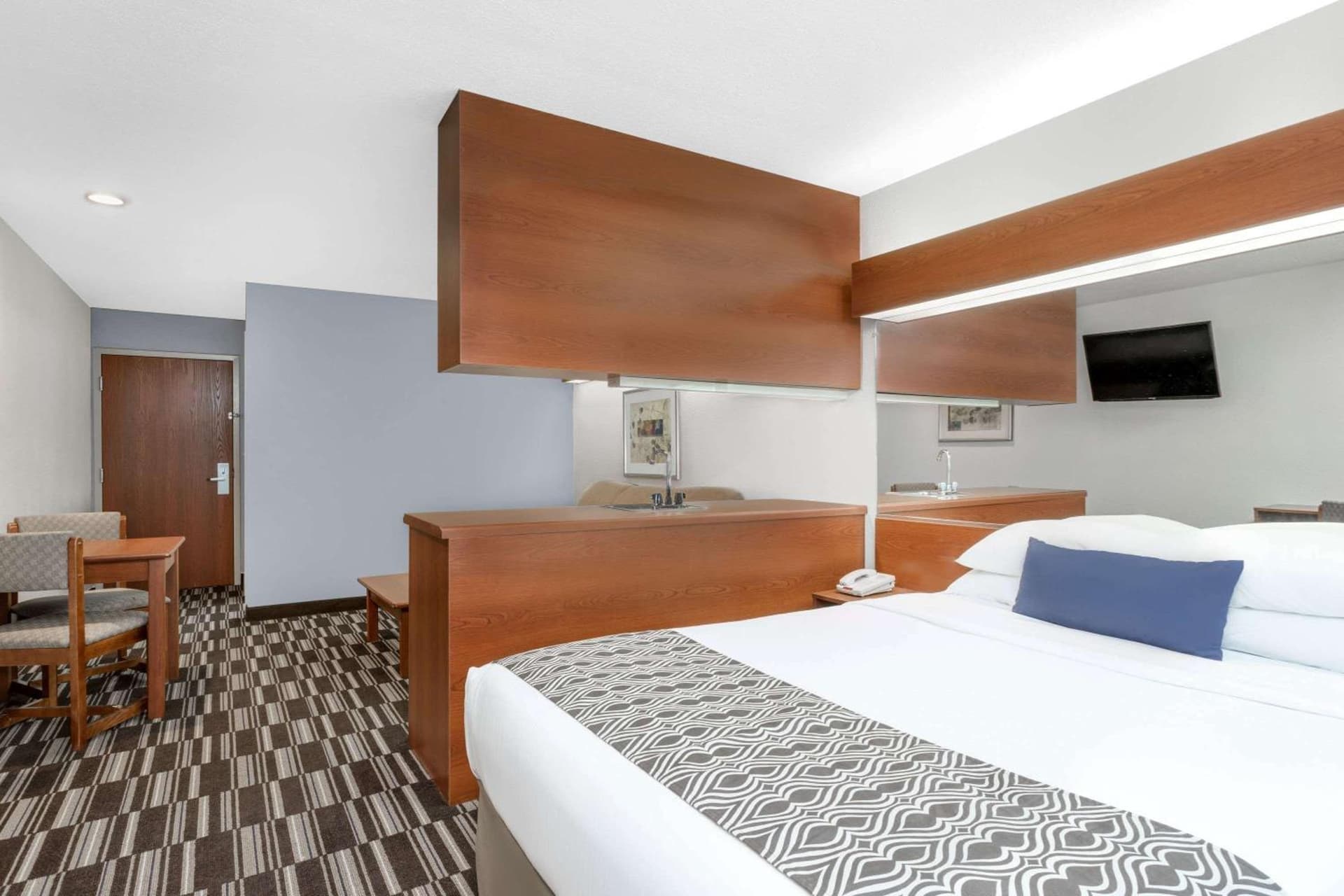 Microtel Inn & Suites by Wyndham Bremen interior in Bremen, GA — gallery photo 2