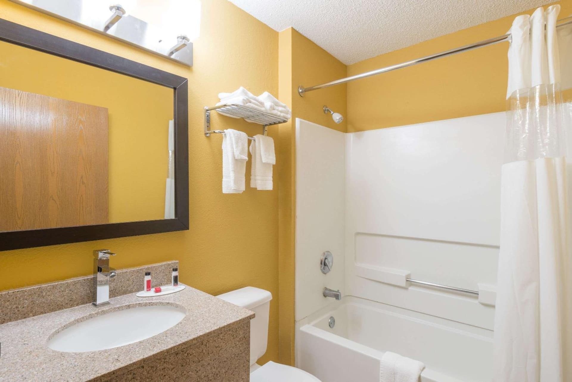 Microtel Inn & Suites by Wyndham Riverside gallery photo in Dayton, OH — image 16