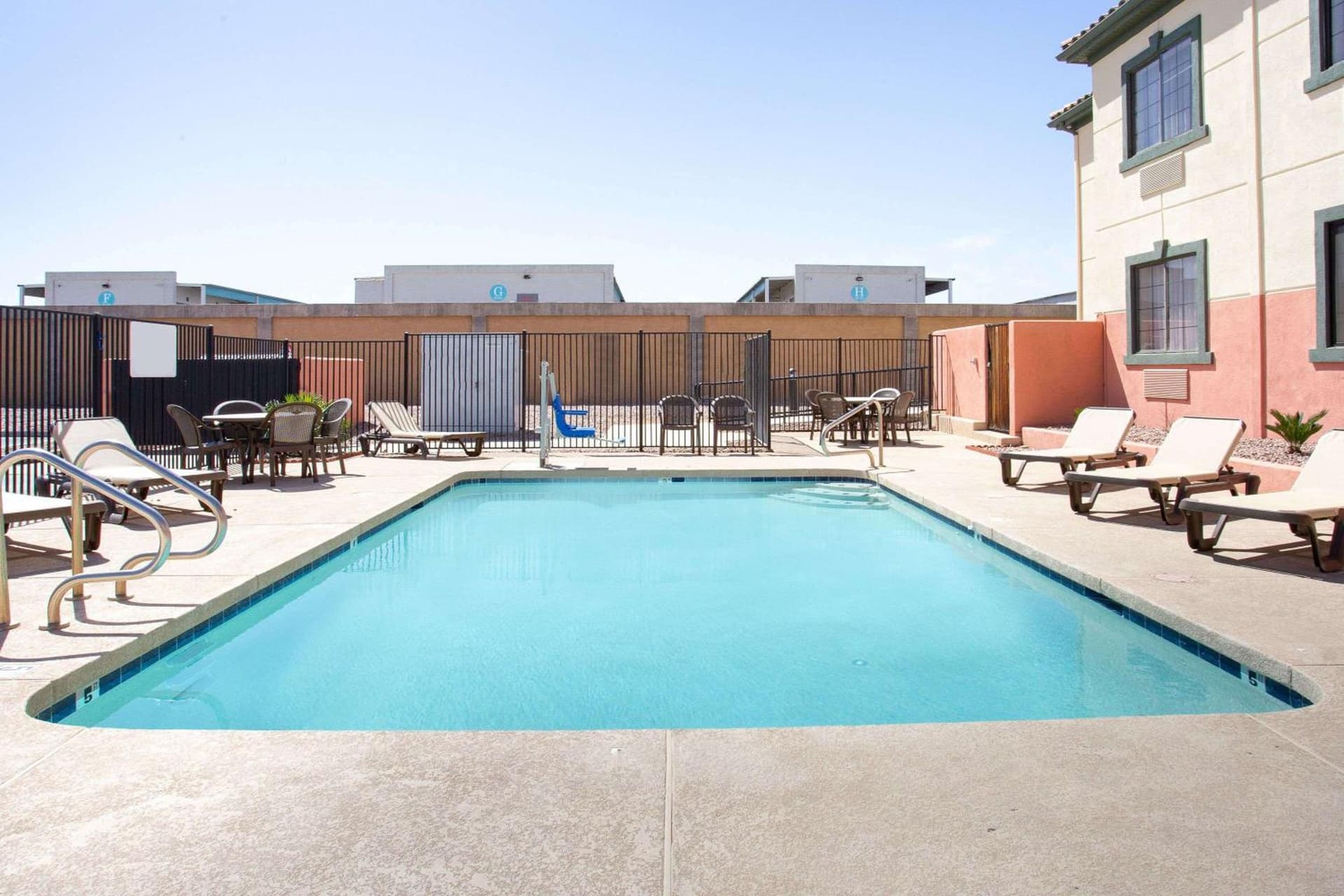 Baymont by Wyndham Phoenix I-10 near 51st Ave gallery photo in Phoenix, AZ — image 12