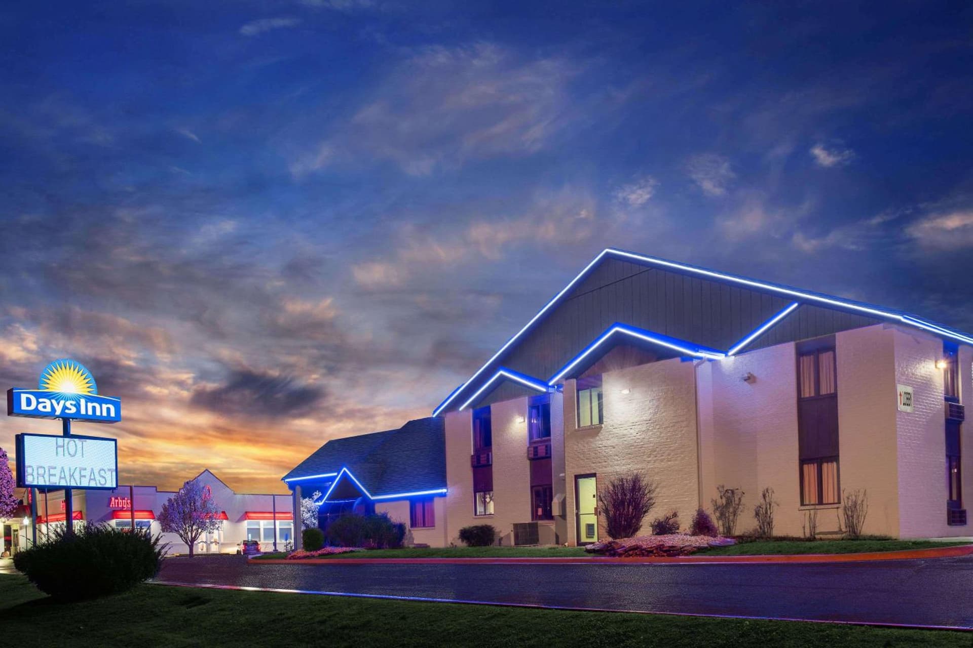 Days Inn by Wyndham Carthage property views in Carthage, MO — gallery photo 3