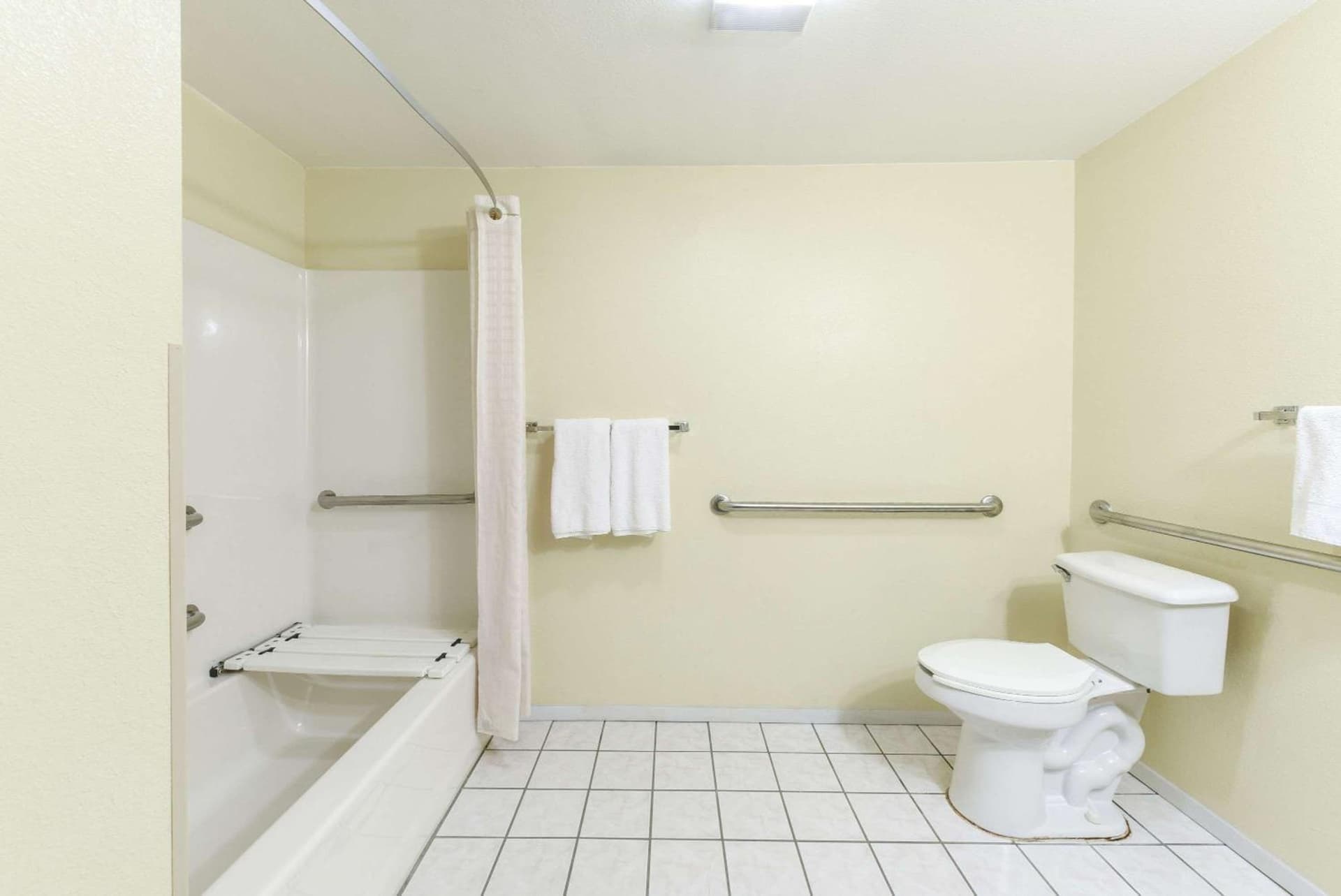 Super 8 by Wyndham Burleson Fort Worth Area property views in Burleson, TX — gallery photo 3