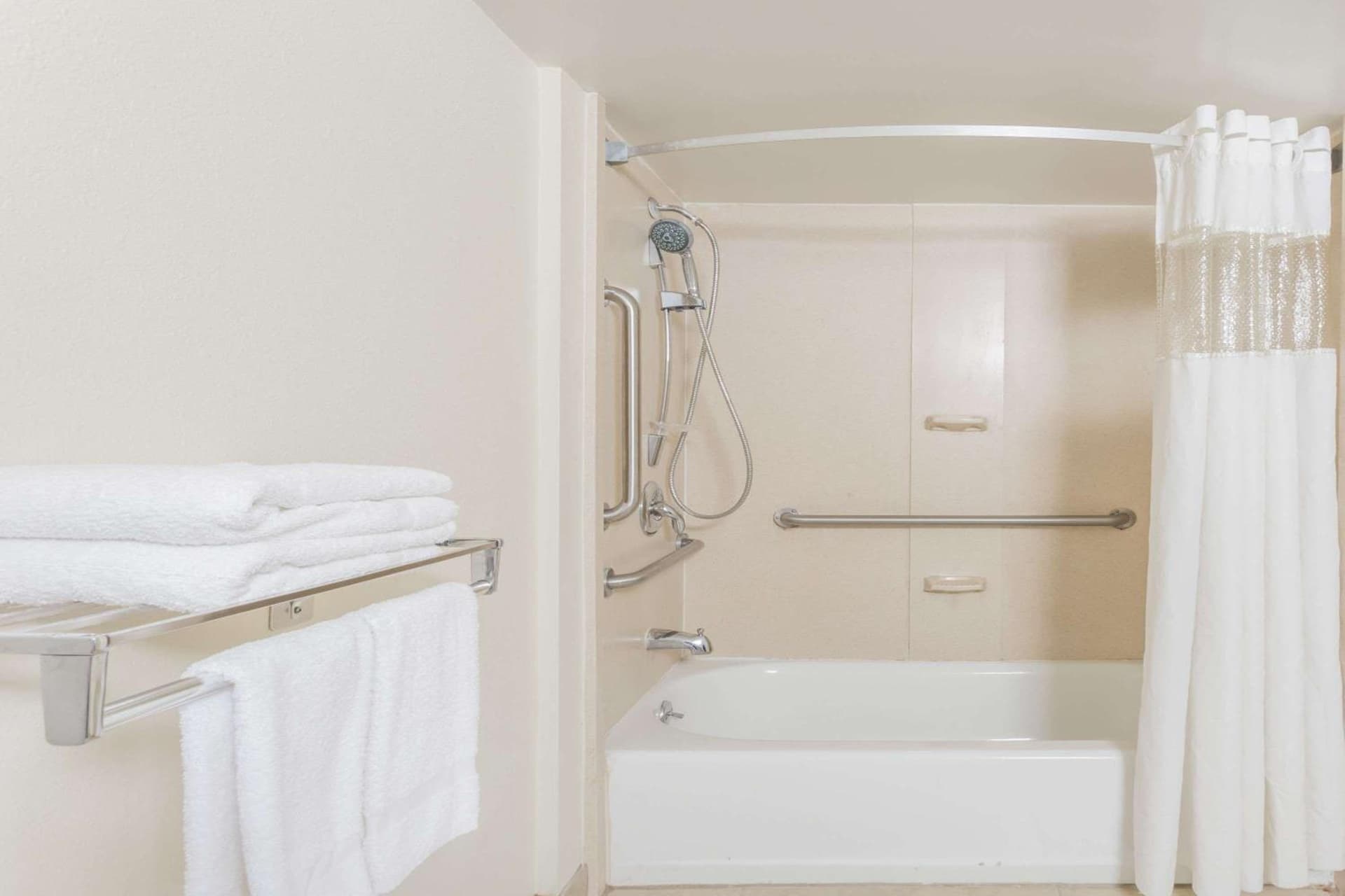 Days Inn by Wyndham Camp Springs Andrews AFB interior in Camp Springs, MD — gallery photo 2