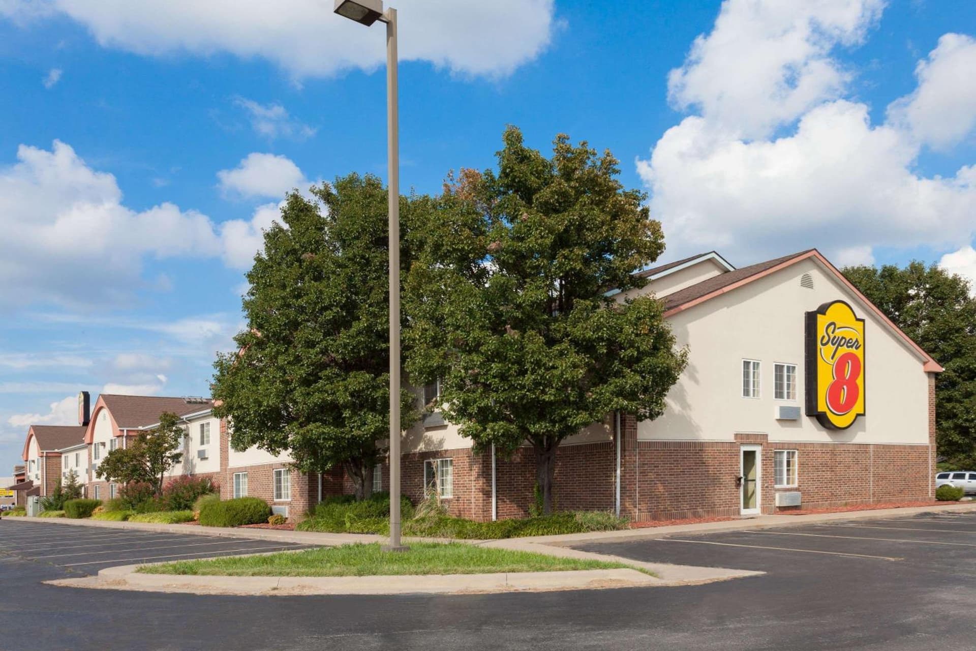 Super 8 by Wyndham Carthage interior in Carthage, MO — gallery photo 2