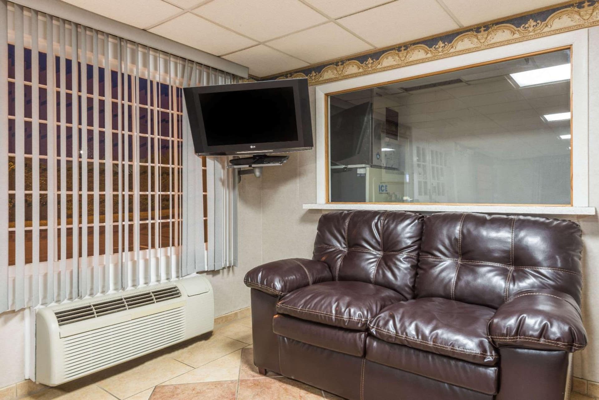 Super 8 by Wyndham Old Saybrook property views in Old Saybrook, CT — gallery photo 3