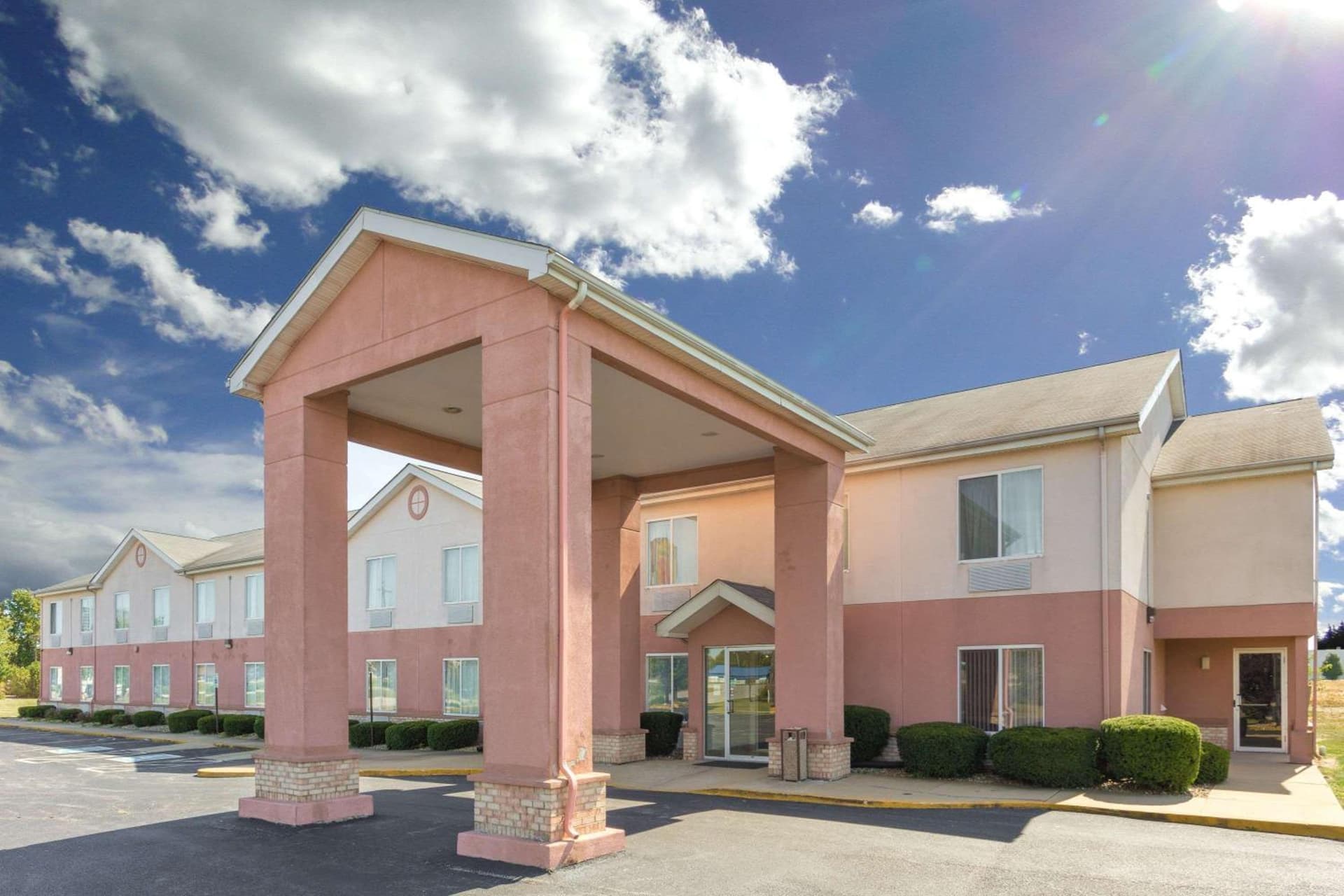 Super 8 by Wyndham Frankfort IN interior in Frankfort, IN — gallery photo 2