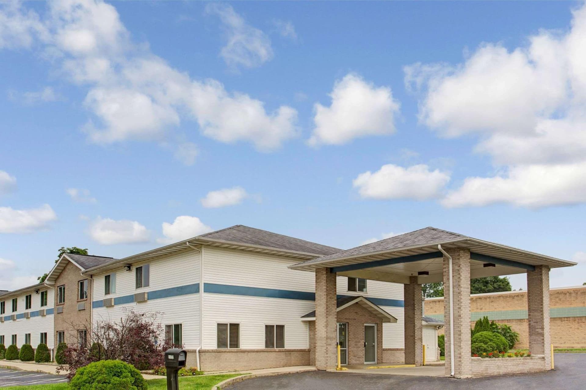 Super 8 by Wyndham Heath/Newark interior in Heath, OH — gallery photo 2
