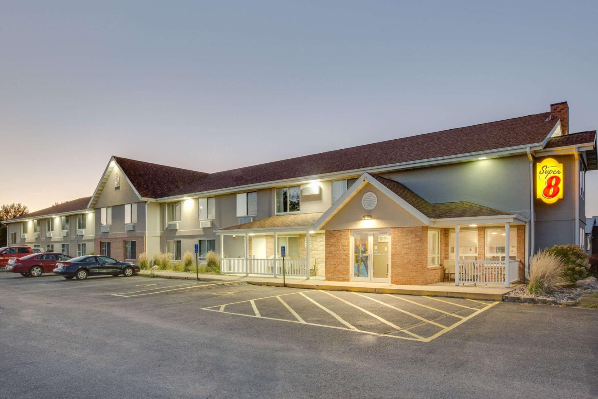 Super 8 by Wyndham Jackson MN interior in Jackson, MN — gallery photo 2
