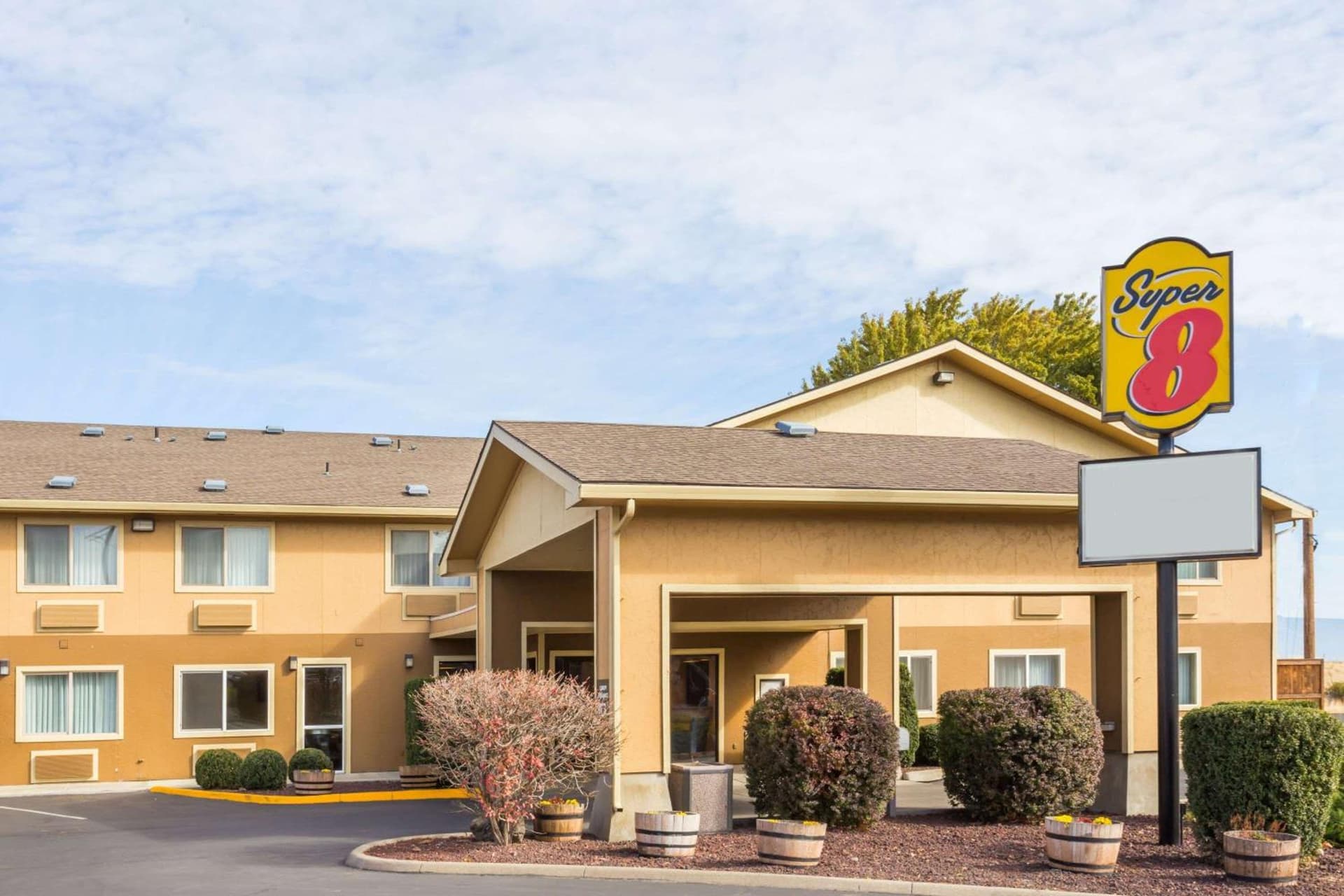 Super 8 by Wyndham LaGrande featured exterior or lobby in La Grande, OR — similar hotel