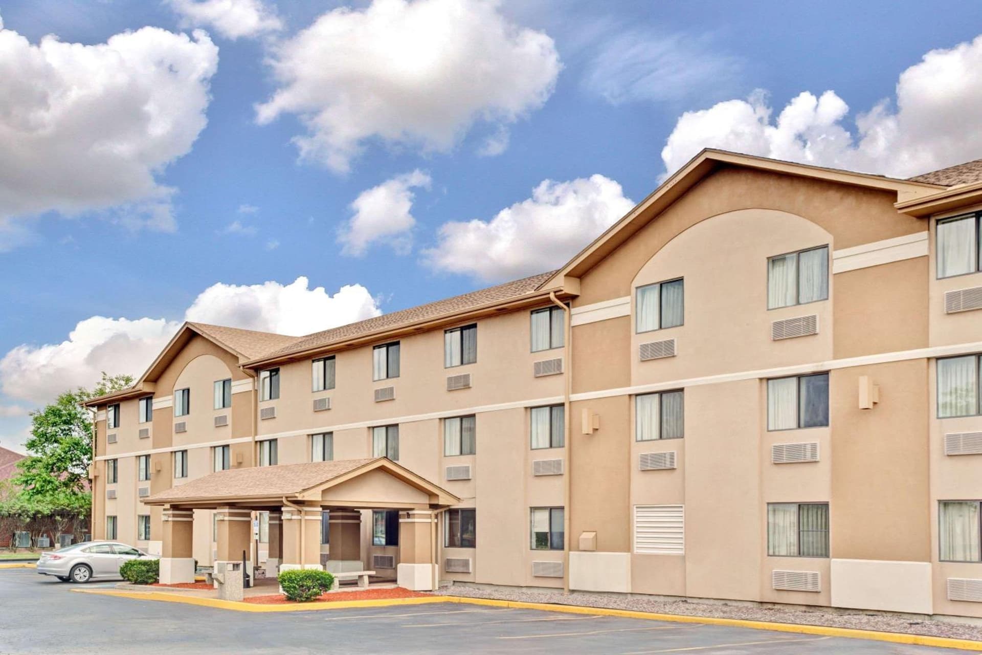 Super 8 by Wyndham Mokena/Frankfort /I-80 featured exterior or lobby in Mokena, IL — similar hotel