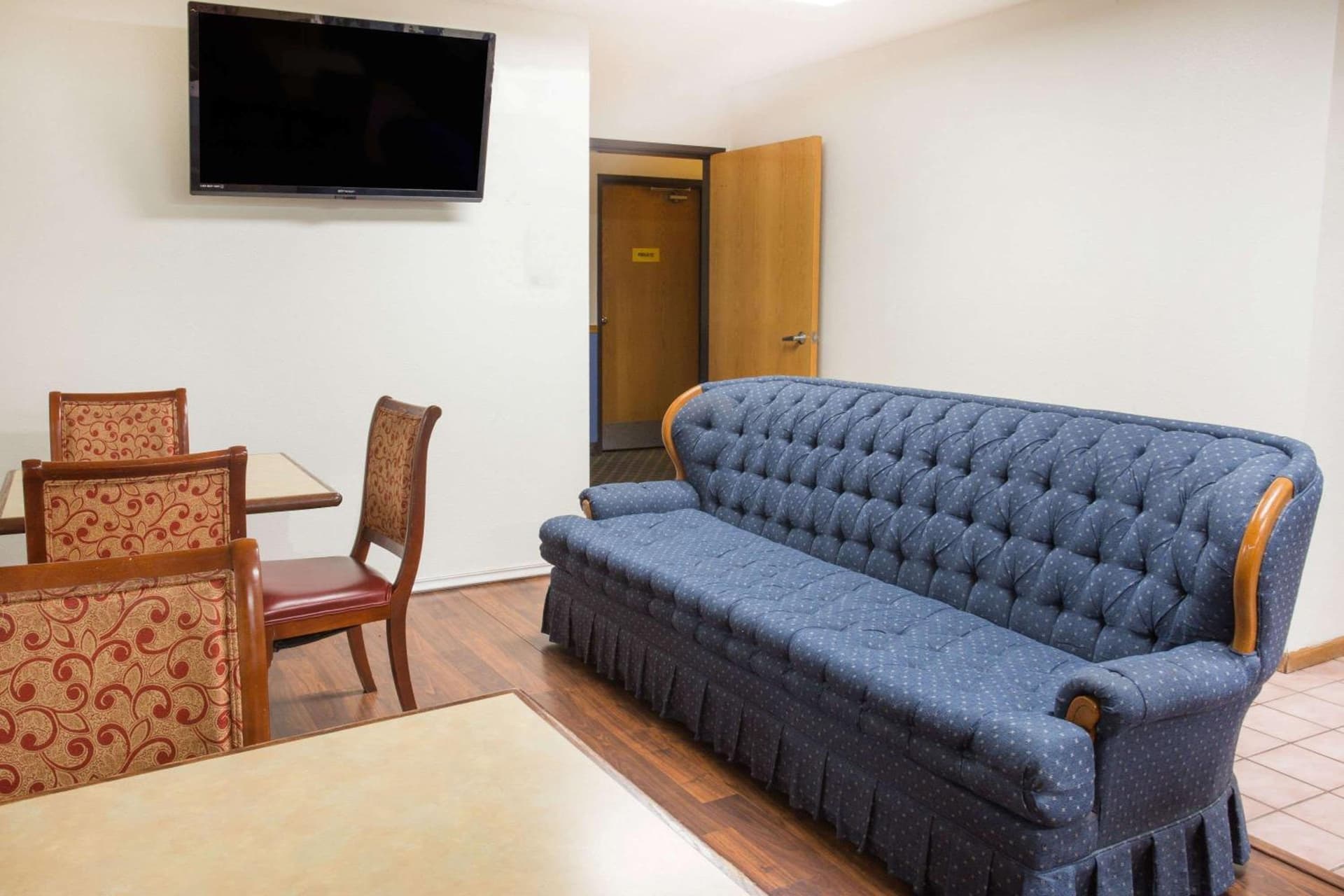 Super 8 by Wyndham Monmouth IL property views in Monmouth, IL — gallery photo 3