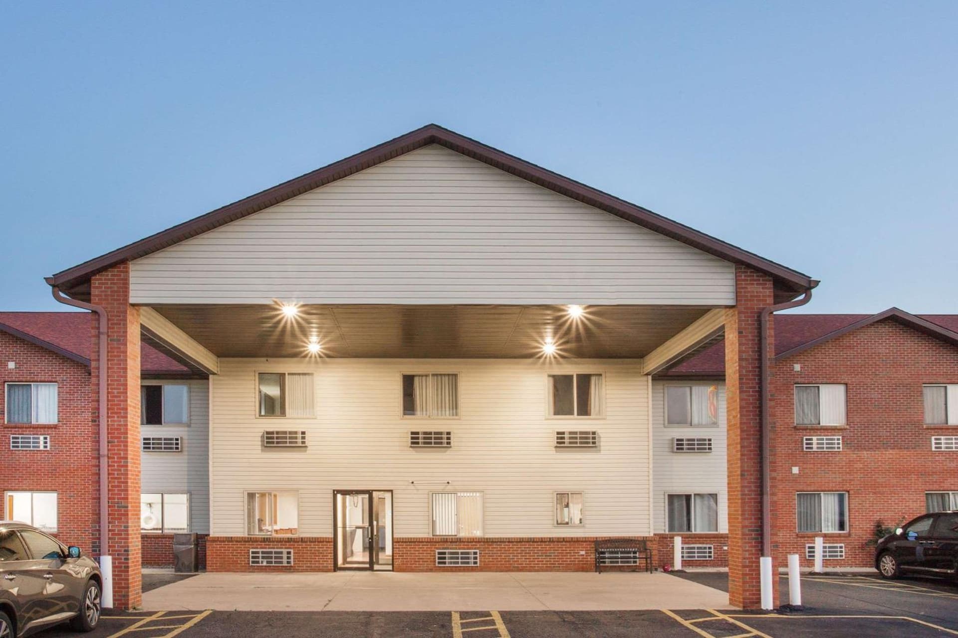 Super 8 by Wyndham Monmouth IL interior in Monmouth, IL — gallery photo 2