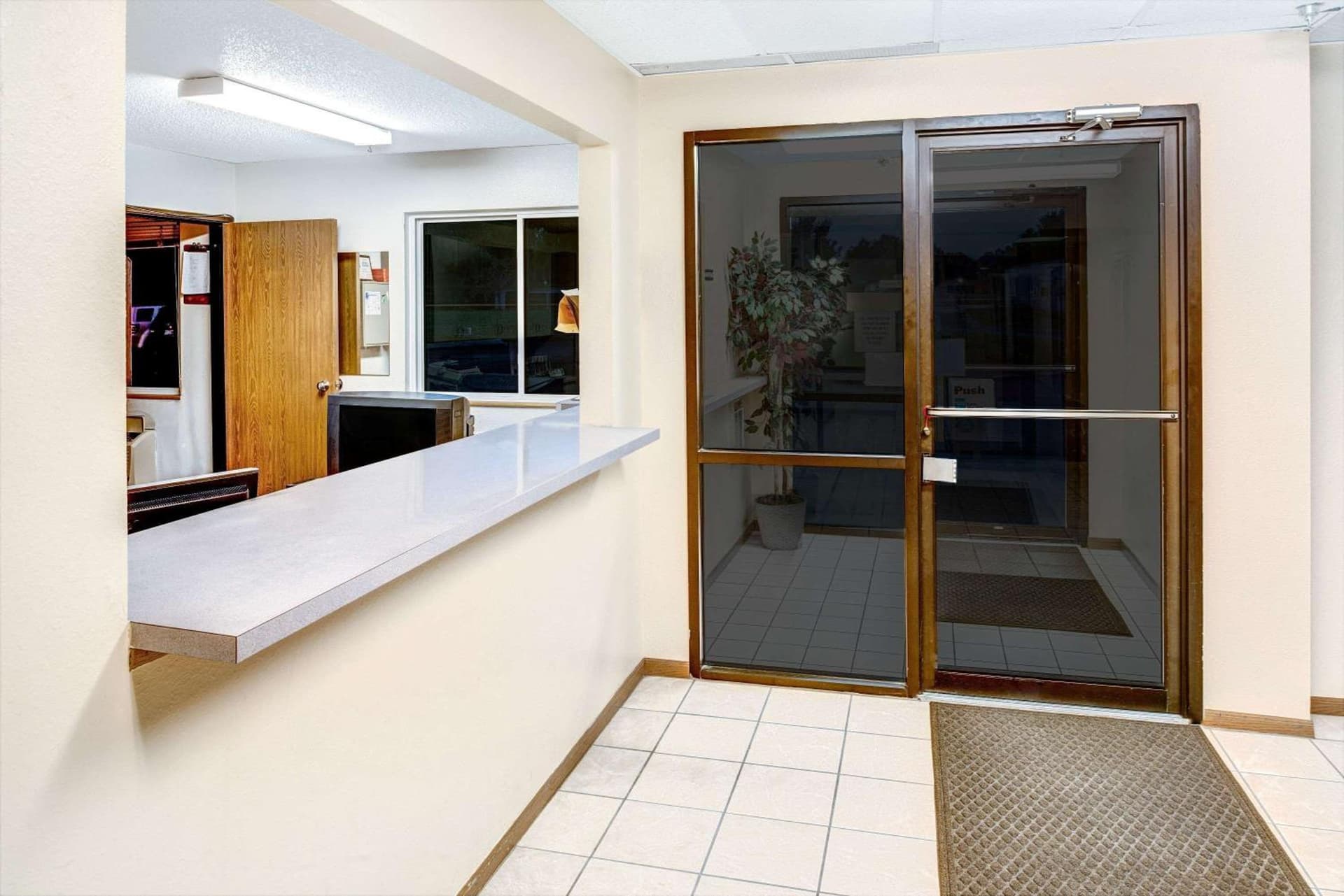 Super 8 by Wyndham Blair property views in Blair, NE — gallery photo 3