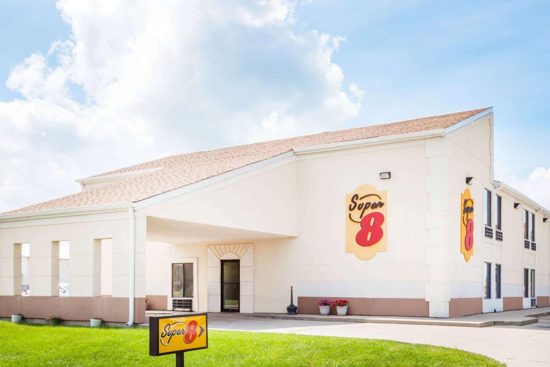 Super 8 by Wyndham Lincoln featured exterior or lobby in Lincoln, IL — similar hotel